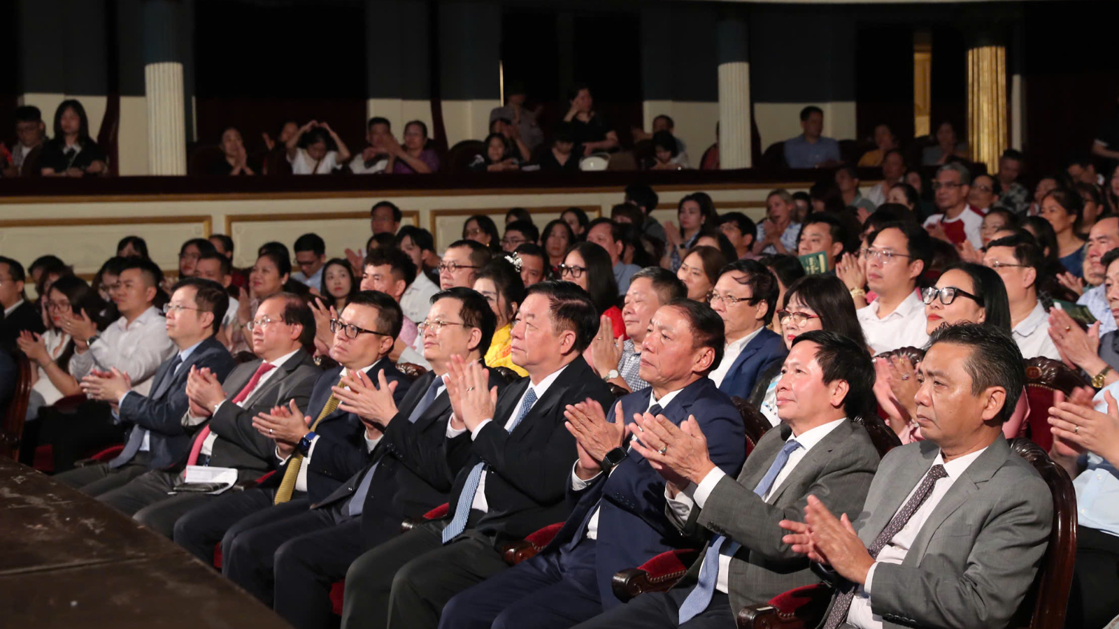 Các đại biểu dự Chương trình nghệ thuật đặc biệt “Quà tháng 5 dâng Người”. Các đại biểu dự Chương trình nghệ thuật đặc biệt “Quà tháng 5 dâng Người”.