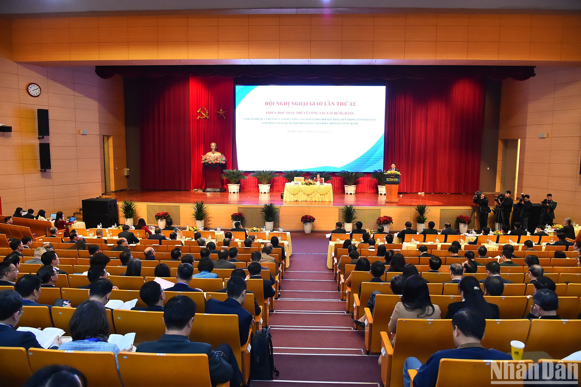 Quang cảnh Phiên họp toàn thể về công tác xây dựng Đảng với chủ đề “Tăng cường sự lãnh đạo của Đảng, nâng cao chất lượng đội ngũ đảng viên trong và ngoài nước, xây dựng ngành ngoại giao toàn diện, hiện đại, vững mạnh”.