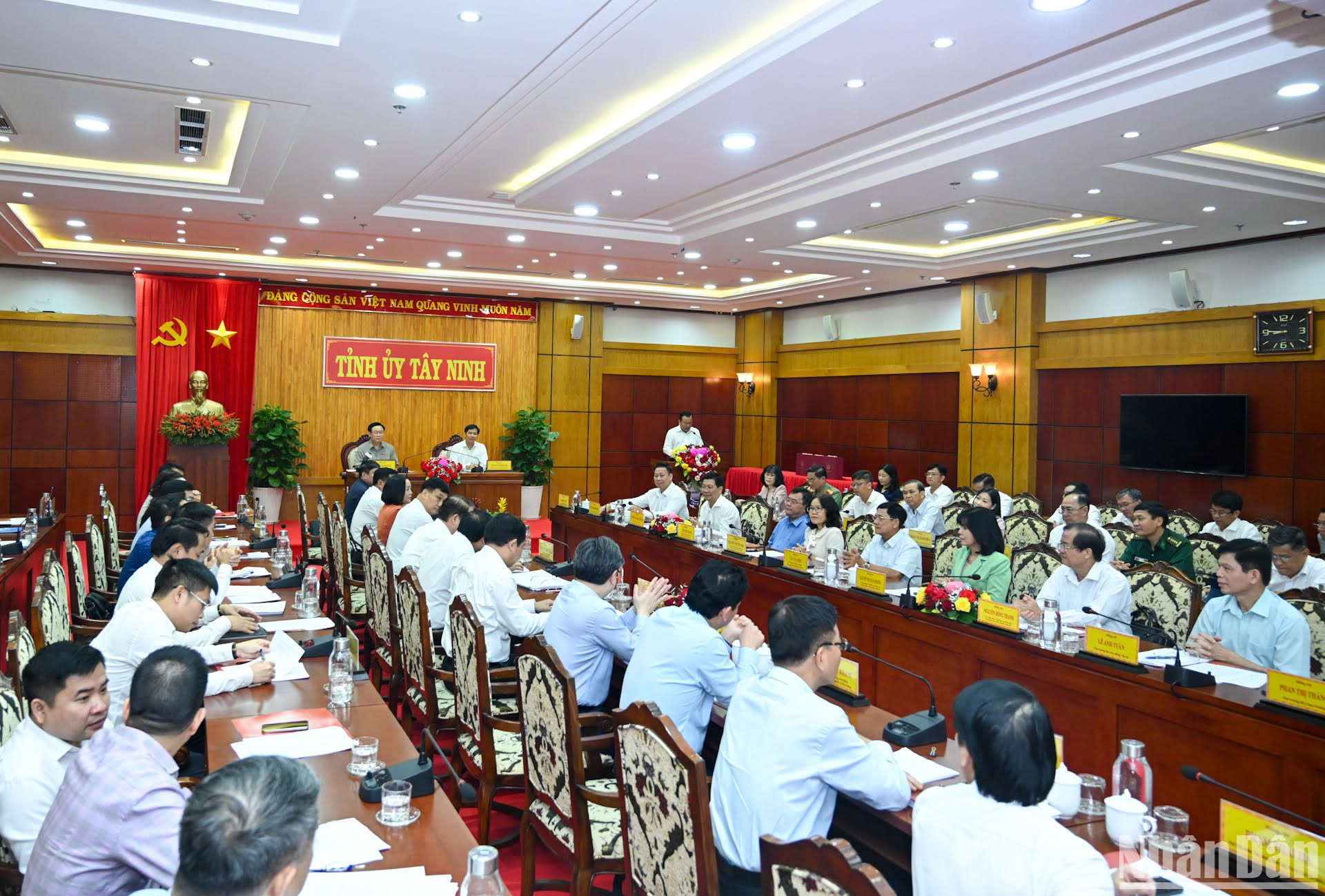 Quang cảnh buổi làm việc.