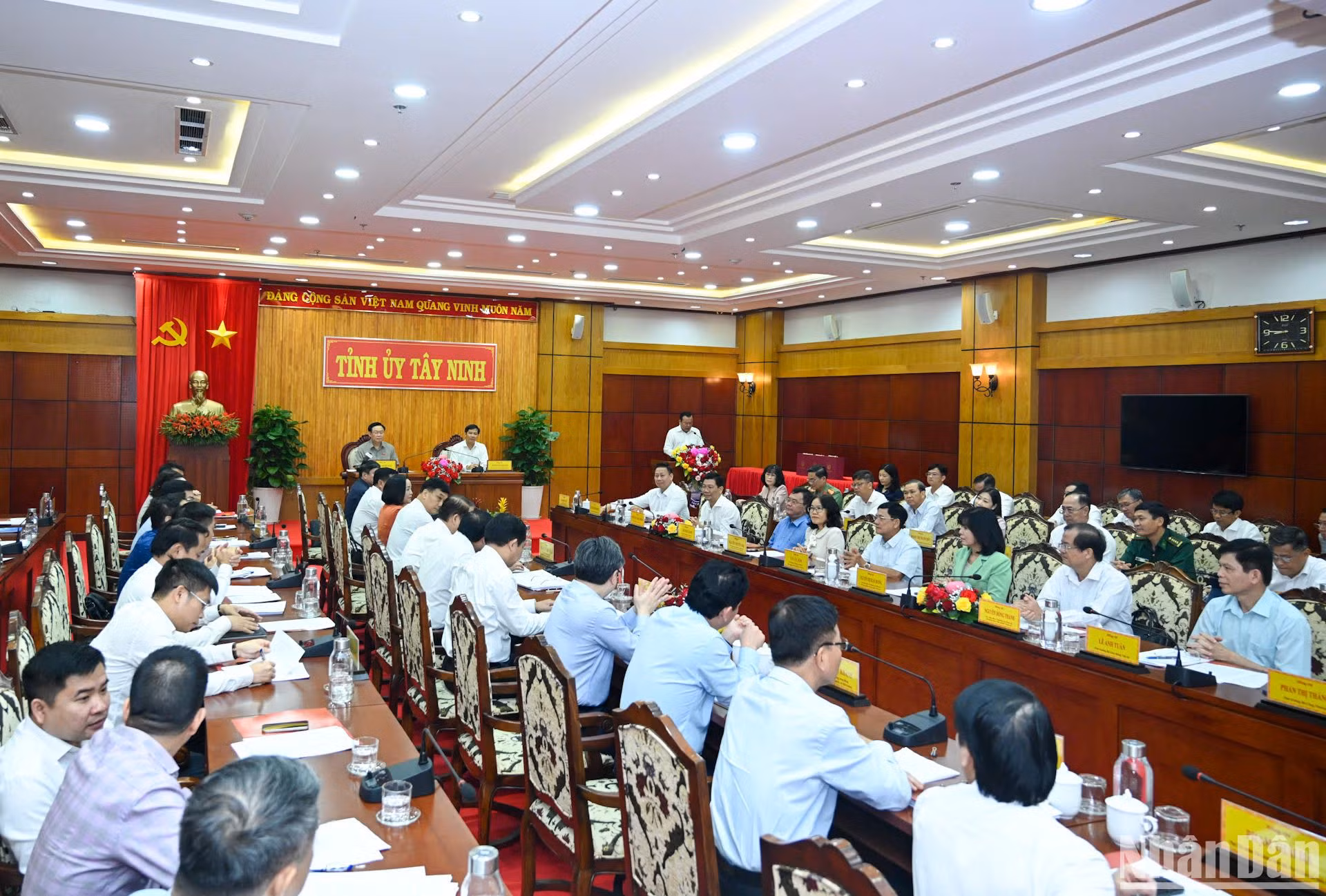 Quang cảnh buổi làm việc.