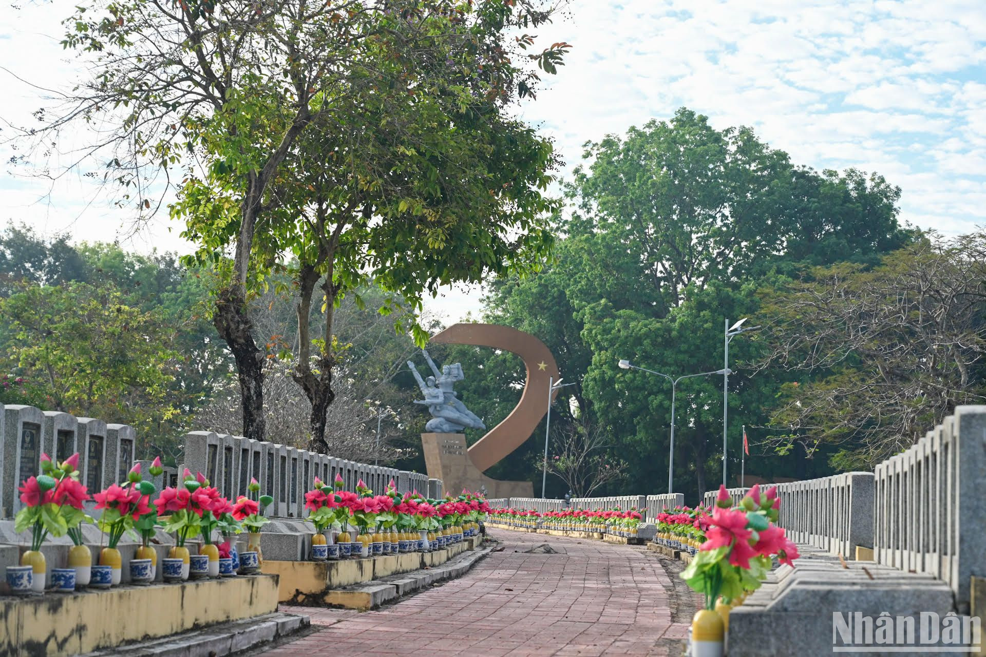 Nghĩa trang liệt sĩ Đồi 82 (xã Thạnh Tây, huyện Tân Biên, tỉnh Tây Ninh) có tổng diện tích 26.7ha, là nơi yên nghỉ của trên 13 nghìn liệt sĩ. Nghĩa trang liệt sĩ Đồi 82 (xã Thạnh Tây, huyện Tân Biên, tỉnh Tây Ninh) có tổng diện tích 26.7ha, là nơi yên nghỉ của trên 13 nghìn liệt sĩ.