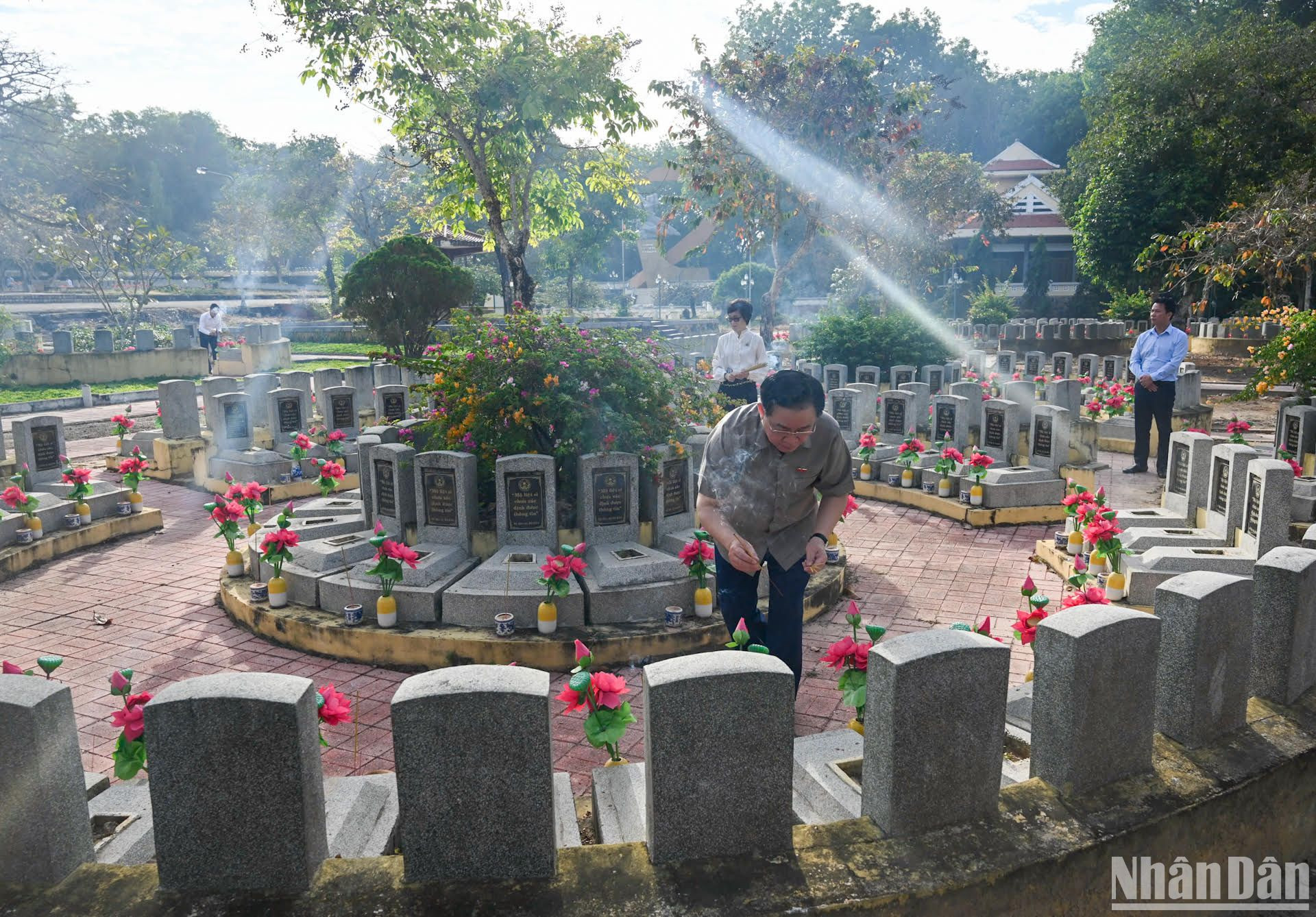 Chủ tịch Quốc hội Vương Đình Huệ thắp hương các phần mộ liệt sĩ đang yên nghỉ tại nghĩa trang. Chủ tịch Quốc hội Vương Đình Huệ thắp hương các phần mộ liệt sĩ đang yên nghỉ tại nghĩa trang.