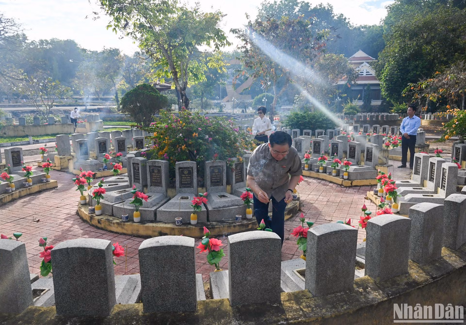 Chủ tịch Quốc hội Vương Đình Huệ thắp hương các phần mộ liệt sĩ đang yên nghỉ tại nghĩa trang.