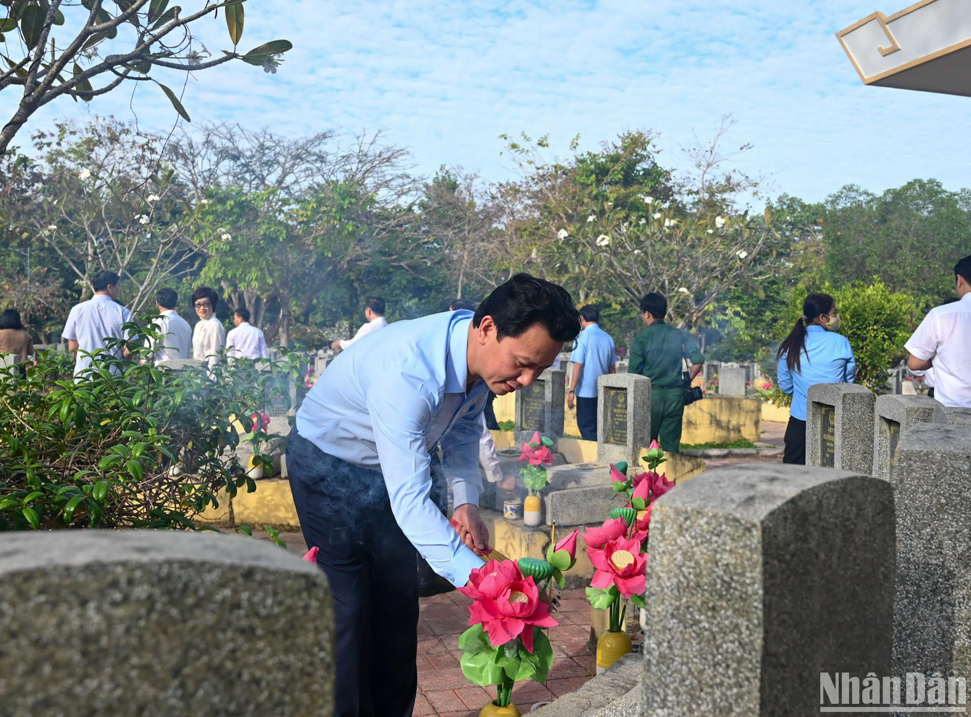 Bộ trưởng Tài nguyên và Môi trường Đặng Quốc Khánh thắp hương các phần mộ liệt sĩ đang yên nghỉ tại nghĩa trang. Bộ trưởng Tài nguyên và Môi trường Đặng Quốc Khánh thắp hương các phần mộ liệt sĩ đang yên nghỉ tại nghĩa trang.