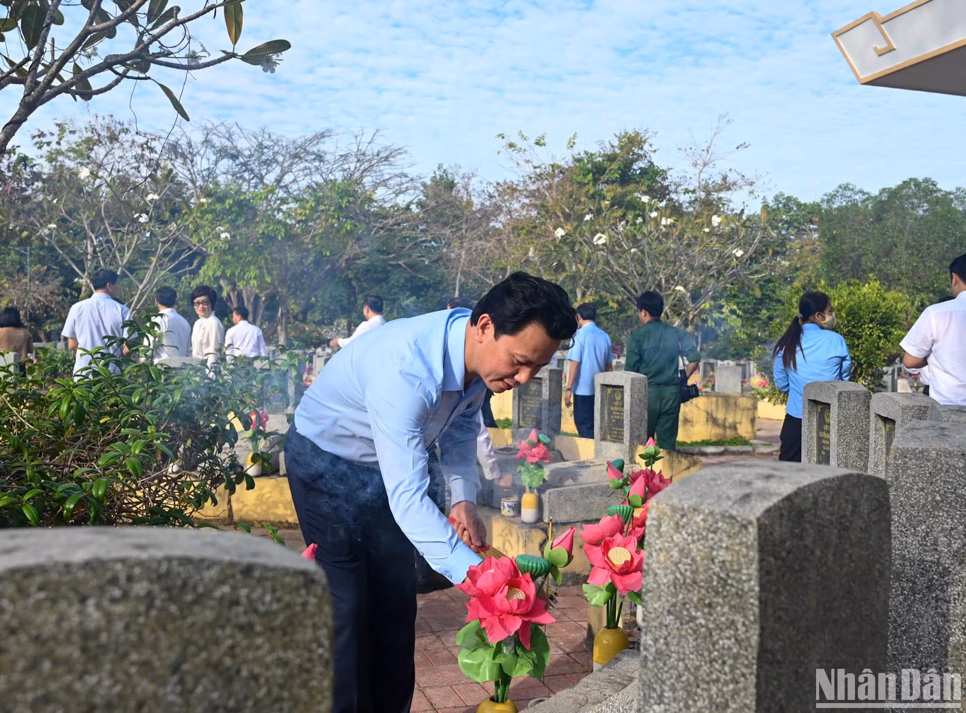 Bộ trưởng Tài nguyên và Môi trường Đặng Quốc Khánh thắp hương các phần mộ liệt sĩ đang yên nghỉ tại nghĩa trang.