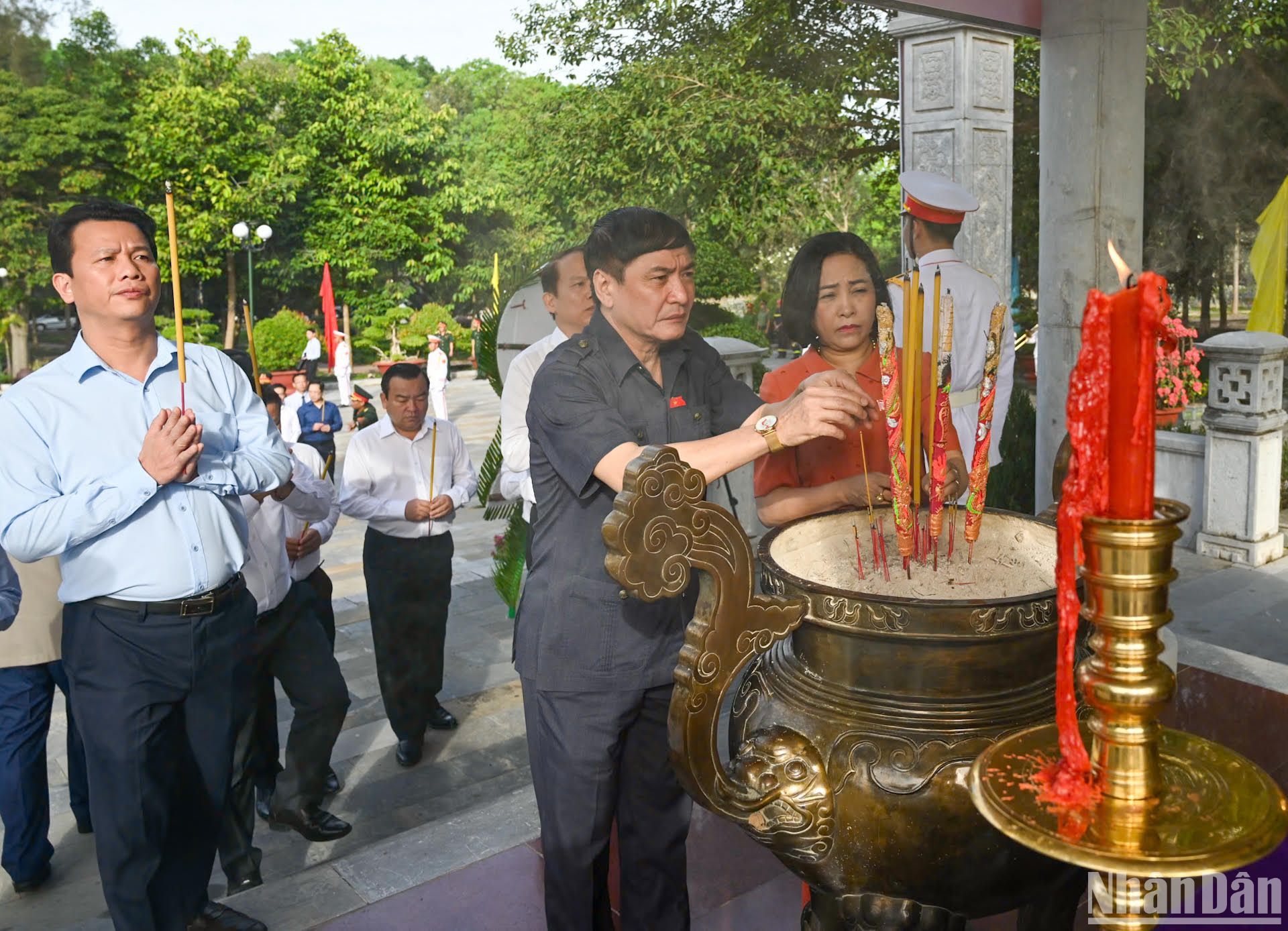 Tổng Thư ký, Chủ nhiệm Văn phòng Quốc hội Bùi Văn Cường; Trưởng Ban Công tác đại biểu Nguyễn Thị Thanh dâng hương tưởng niệm các Anh hùng liệt sĩ. Tổng Thư ký, Chủ nhiệm Văn phòng Quốc hội Bùi Văn Cường; Trưởng Ban Công tác đại biểu Nguyễn Thị Thanh dâng hương tưởng niệm các Anh hùng liệt sĩ.