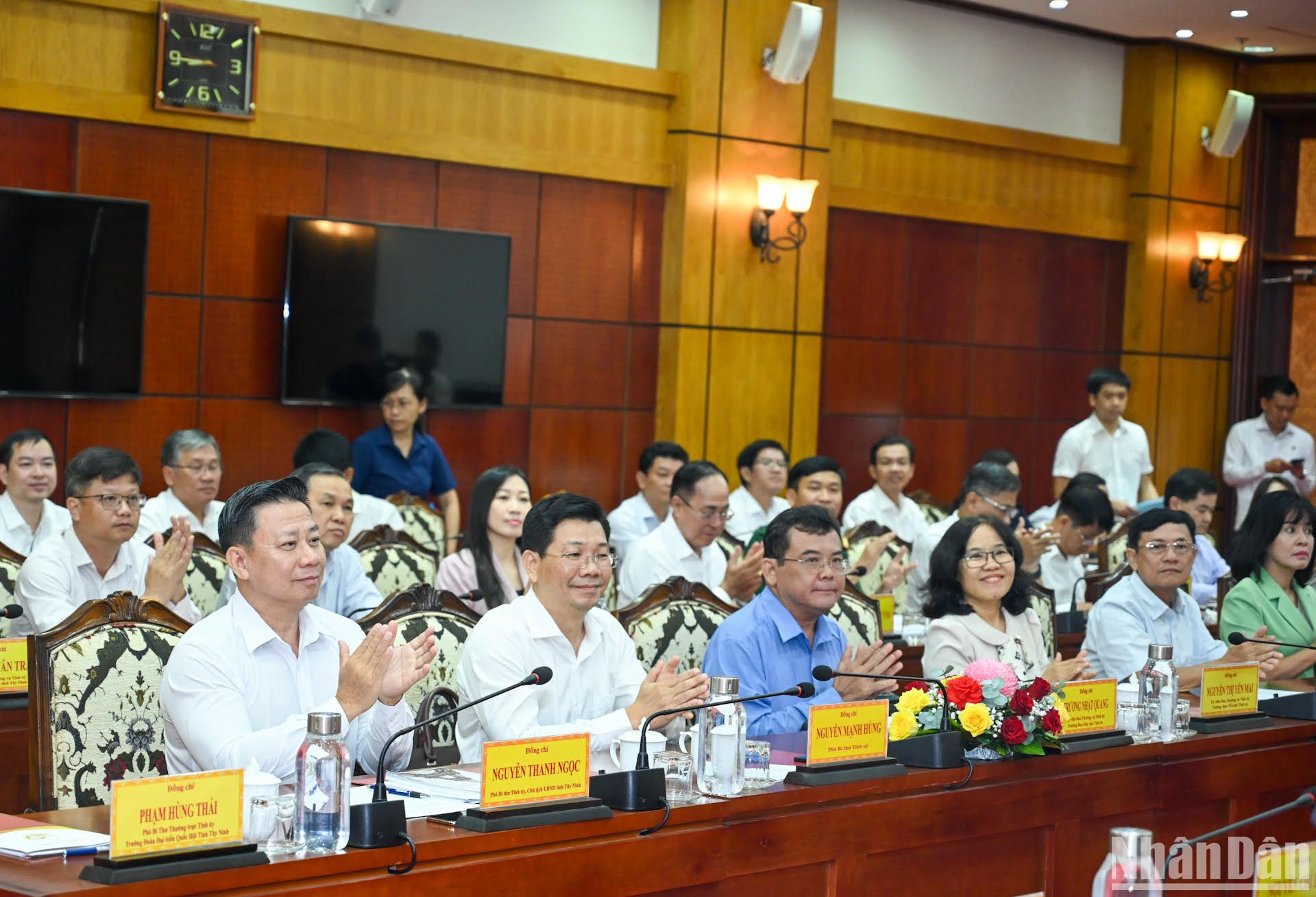 Các đồng chí Ban Thường vụ Tỉnh ủy Tây Ninh và các đại biểu dự buổi làm việc.