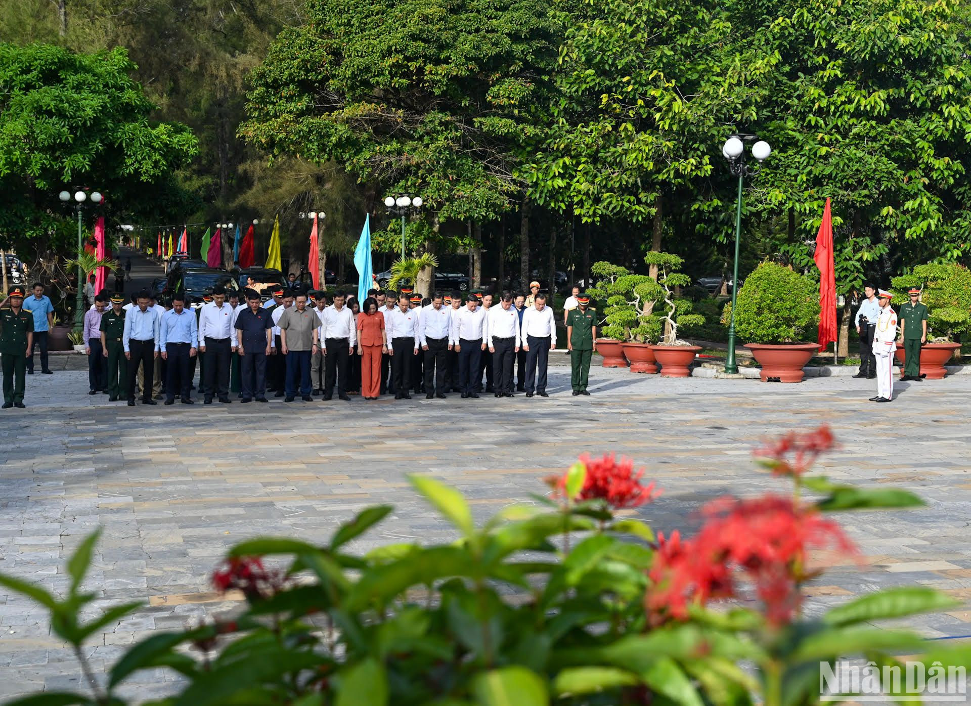 Các đại biểu thành kính tưởng niệm các Anh hùng liệt sĩ. Các đại biểu thành kính tưởng niệm các Anh hùng liệt sĩ.