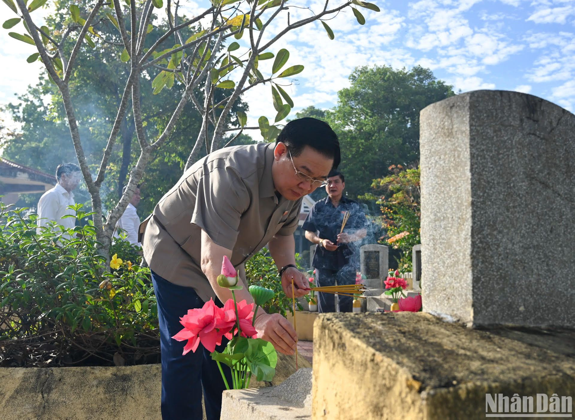 Chủ tịch Quốc hội Vương Đình Huệ thắp hương các phần mộ liệt sĩ đang yên nghỉ tại nghĩa trang. Chủ tịch Quốc hội Vương Đình Huệ thắp hương các phần mộ liệt sĩ đang yên nghỉ tại nghĩa trang.