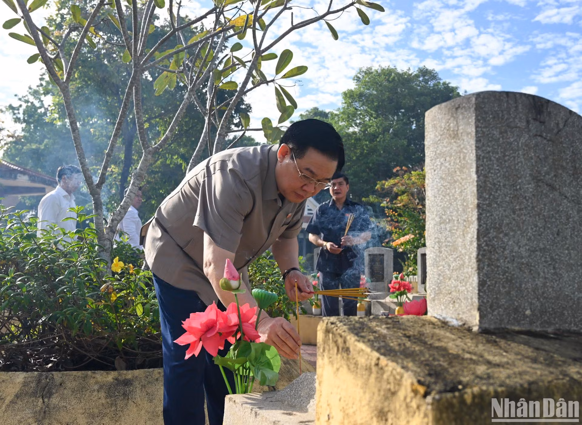 Chủ tịch Quốc hội Vương Đình Huệ thắp hương các phần mộ liệt sĩ đang yên nghỉ tại nghĩa trang.