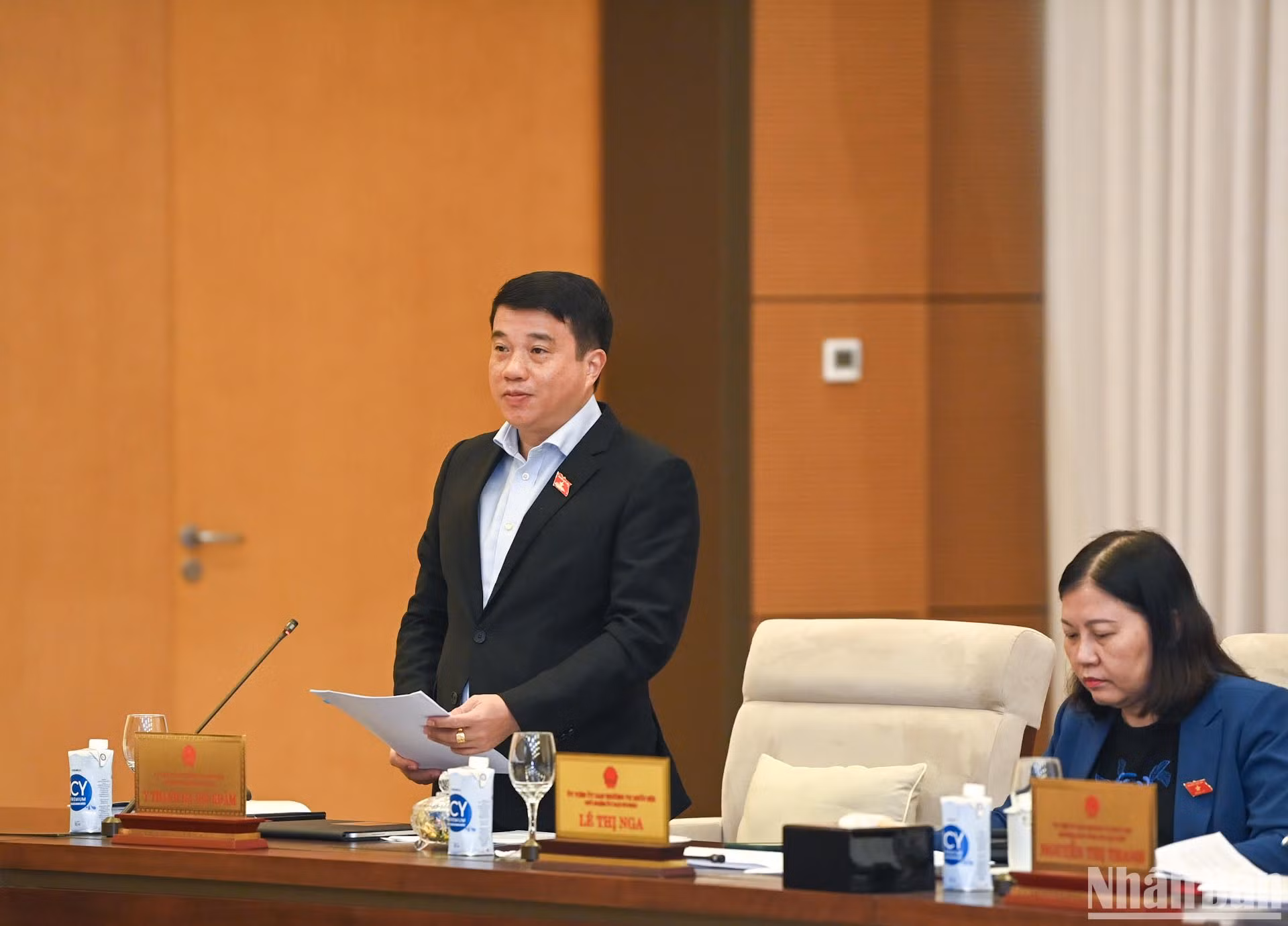 Chủ tịch Hội đồng Dân tộc của Quốc hội Y Thanh Hà Nie Kđăm trình bày báo cáo thẩm tra tại phiên họp.