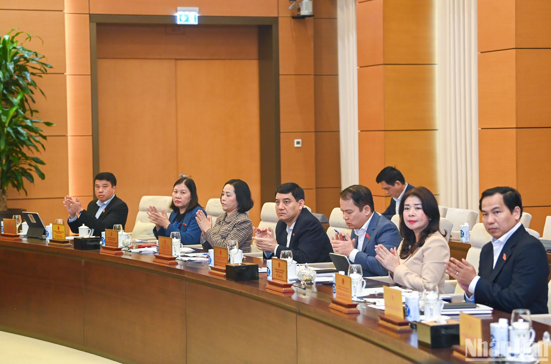 Các Ủy viên Ủy ban Thường vụ Quốc hội, lãnh đạo các Ủy ban của Quốc hội dự phiên họp.