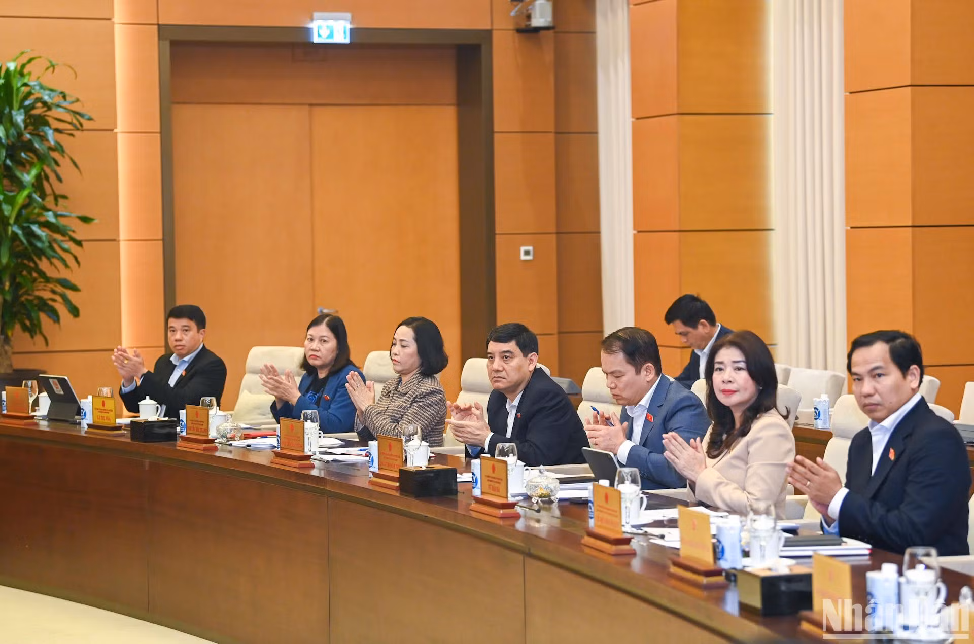 Các Ủy viên Ủy ban Thường vụ Quốc hội, lãnh đạo các Ủy ban của Quốc hội dự phiên họp.