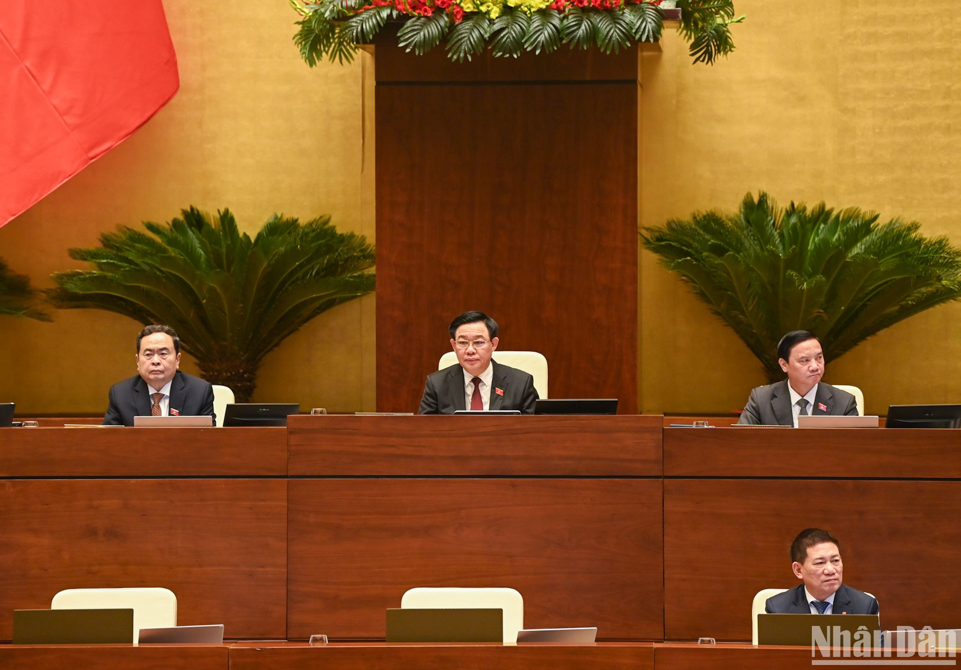 Chủ tịch Quốc hội Vương Đình Huệ cùng các Phó Chủ tịch Quốc hội dự phiên họp.