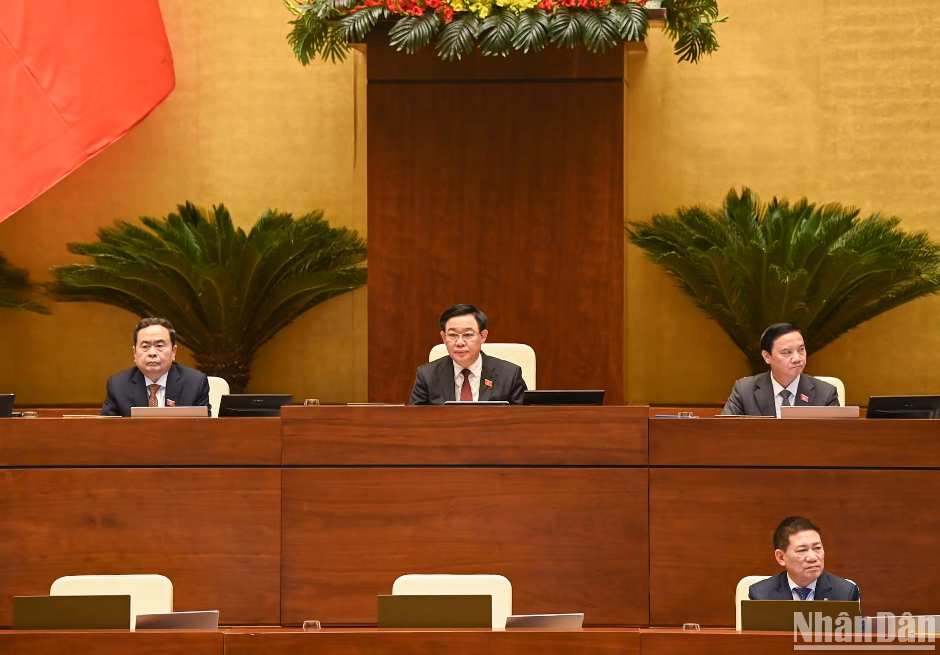 Chủ tịch Quốc hội Vương Đình Huệ cùng các Phó Chủ tịch Quốc hội dự phiên họp.