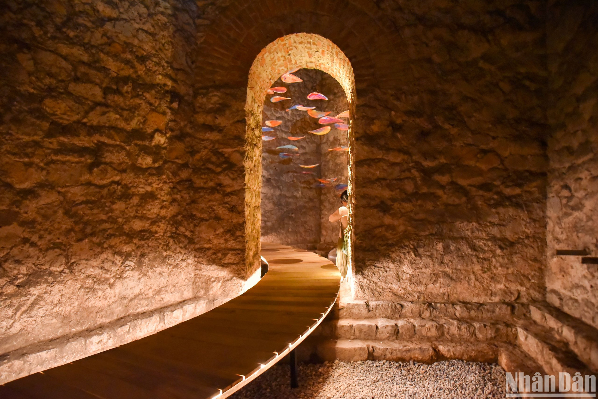 Ngay khi bước chân vào bên trong tháp nước, du khách sẽ được chiêm ngưỡng "con đường ánh sáng" với hệ thống đèn led chạy dọc hai bên mép thành gỗ. Dưới nền là mặt sàn được phủ bởi những lớp đá, sỏi nhỏ. Dự án do họa sĩ Nguyễn Đức Phương và kiến trúc sư Cao Thế Phương cùng các cộng sự thực hiện, với mong muốn cải tạo tháp nước Hàng Đậu thành một không gian nghệ thuật, đánh thức di sản để hòa nhịp vào dòng chảy văn hóa của đô thị mới.