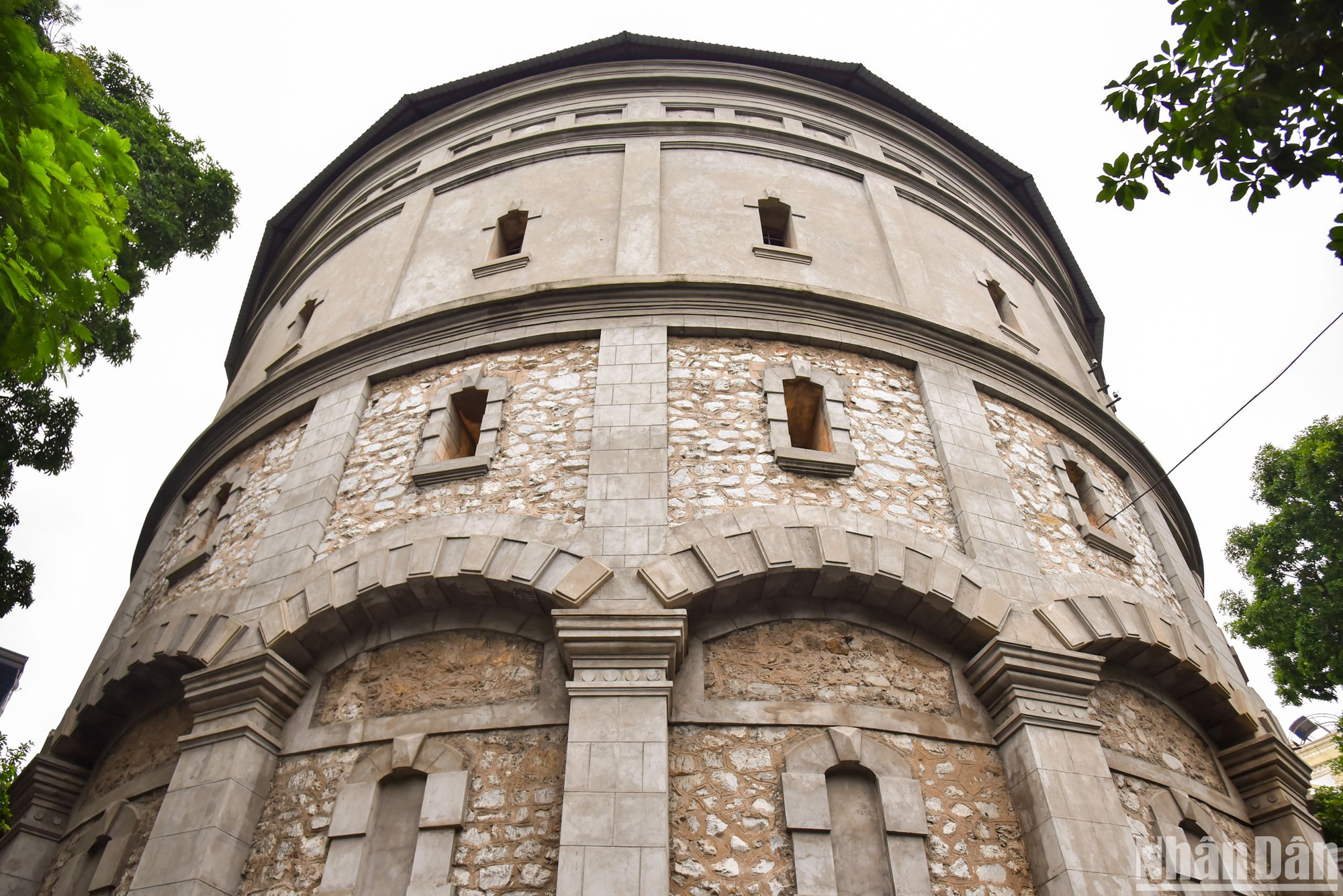 Tháp nước Hàng Đậu được xây dựng vào năm 1894, tại phố Hàng Đậu, phường Quán Thánh, quận Ba Đình, thành phố Hà Nội. Trong thời kỳ Pháp thuộc, cùng với tháp nước Đồn Thủy, tháp nước Hàng Đậu là nơi cung cấp nước sinh hoạt cho quan chức, binh lính người Pháp và những người dân ở khu vực trung tâm thành phố. Tháp có hình trụ tròn với đường kính 19m, cao 25m; phần mái có hình chóp nón, ở giữa là cột thu lôi. Dung tích của tháp nước là 1.250m³.