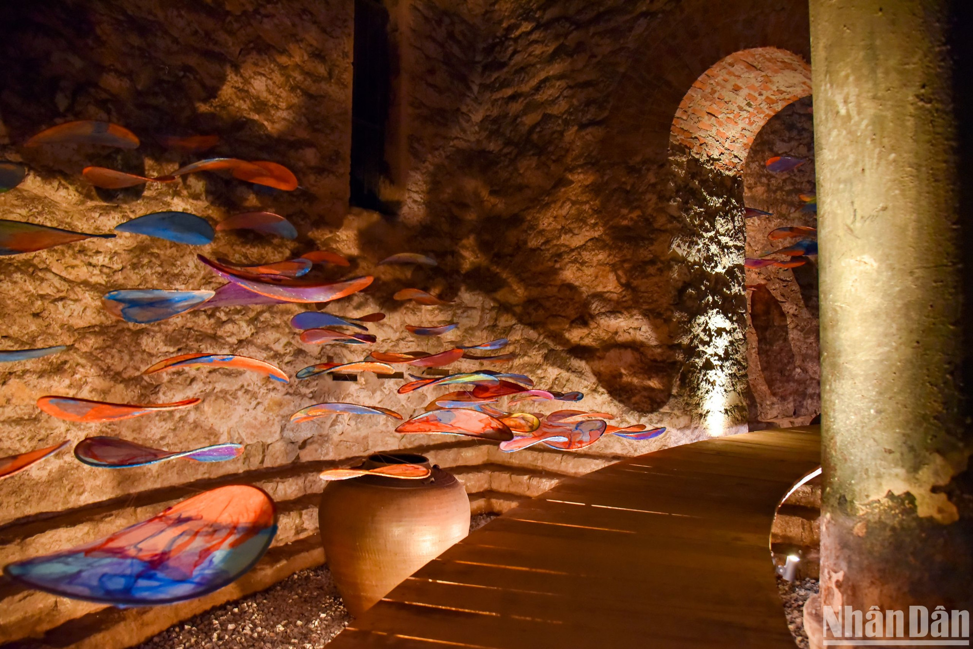 Không gian bên trong tháp nước được thiết kế với hai hệ sắp đặt chủ chốt về âm thanh và ánh sáng. Hệ thống âm thanh tái hiện từng tiếng động của nước trong tự nhiên được thu trực tiếp tại hiện trường. Hệ sắp đặt ánh sáng được xây dựng tỉ mỉ, trang trí bằng những đồ vật tái chế từ rác thải đô thị.