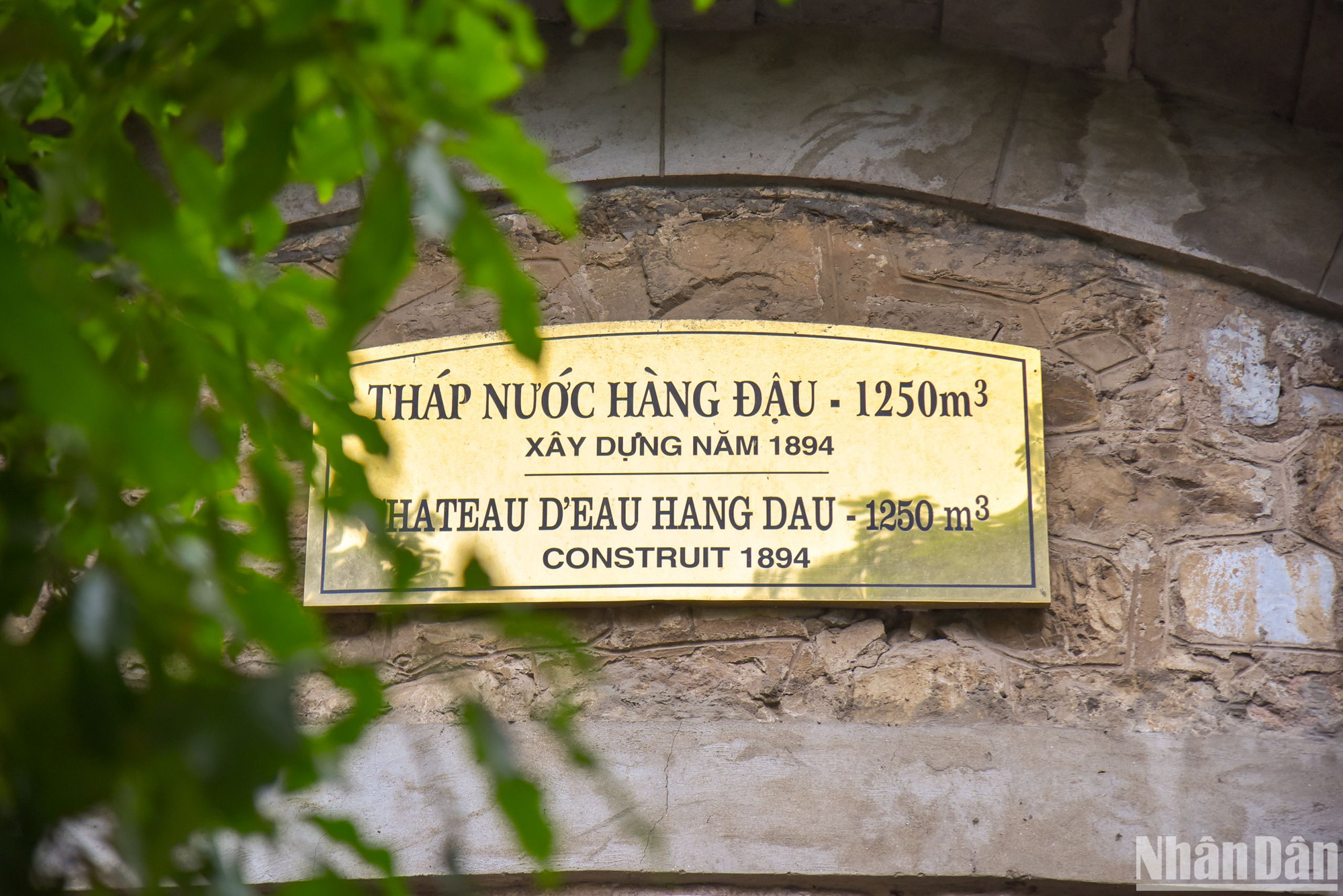 Từ ngày 17/11, du khách có cơ hội tham quan Triển lãm trưng bày "Không gian sắp đặt nước và di sản tháp nước Hàng Đậu". Để bảo đảm vấn đề về sức tải, Ban tổ chức Triển lãm cho biết, mỗi lượt tham quan diễn ra không quá 15 phút, mỗi đoàn trải nghiệm có không quá 15 người. Điều này cũng nhằm giữ sự yên tĩnh cho du khách có thể tận hưởng trọn vẹn không gian nghệ thuật bên trong tháp nước.