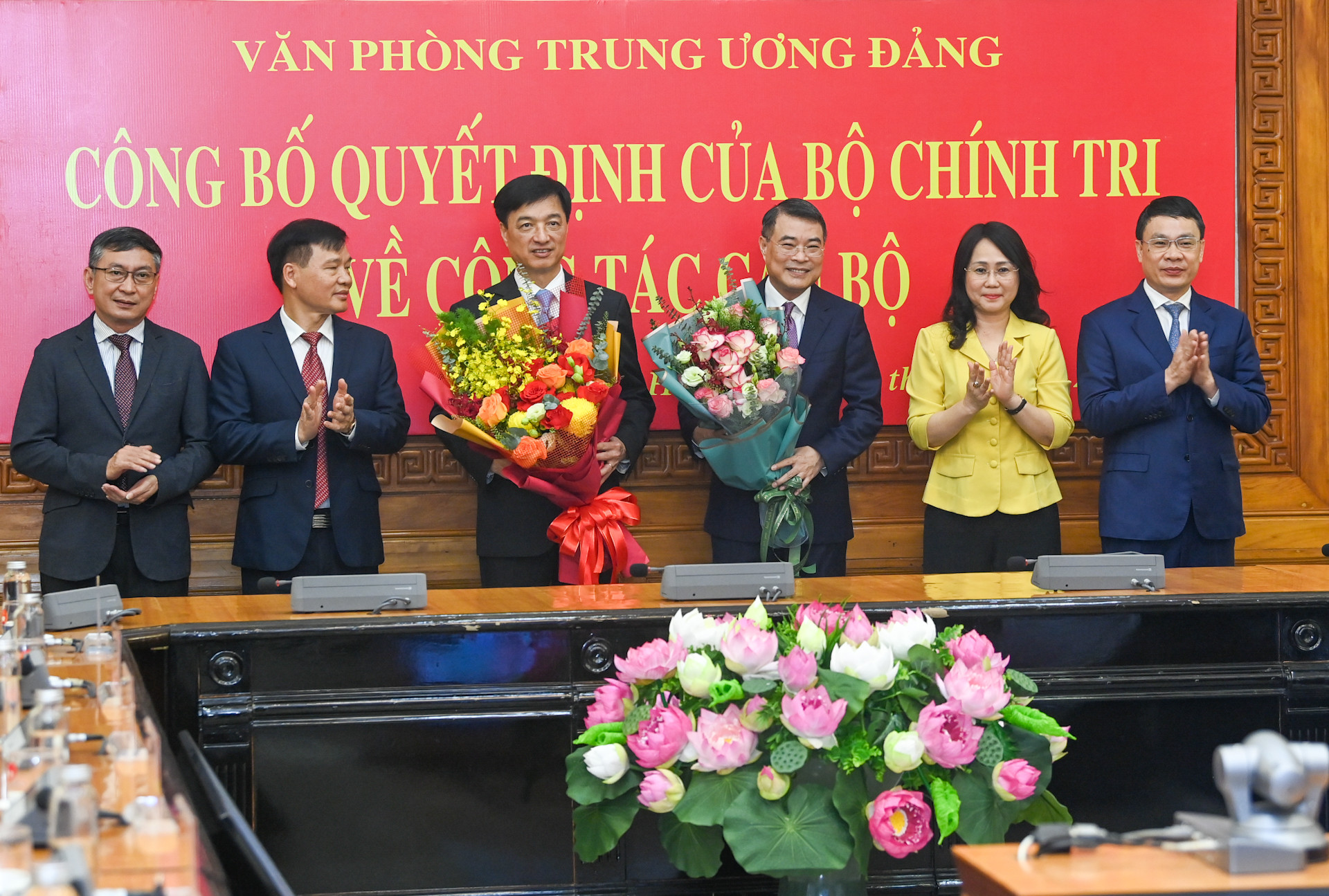 Lãnh đạo Văn Phòng Trung ương Đảng tặng hoa chúc mừng Trưởng Ban Tổ chức Trung ương Lê Minh Hưng và Chánh Văn phòng Trung ương Đảng Nguyễn Duy Ngọc.