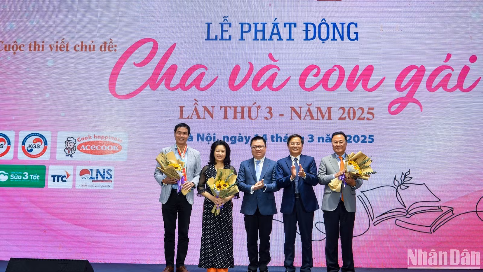 Nhà báo Lê Quốc Minh, Ủy viên Trung ương Đảng, Tổng Biên tập Báo Nhân Dân, Phó Trưởng Ban Tuyên giáo và Dân vận Trung ương, Chủ tịch Hội Nhà báo Việt Nam tặng hoa cho các giám khảo Cuộc thi.