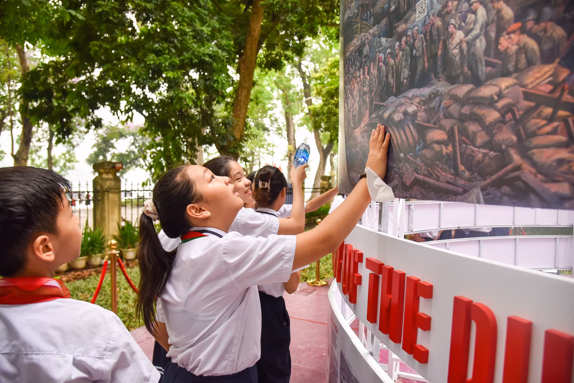 Nhiều học sinh trầm trồ khi nhìn thấy bức tranh panorama Chiến dịch Điện Biên Phủ khổ lớn. Tác phẩm được xây dựng với hơn 4.500 nhân vật do hàng trăm họa sĩ hoàn thiện trong nhiều năm.