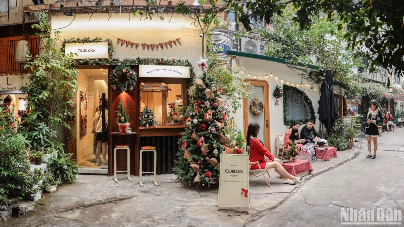 [Ảnh] Nhiều quán cà-phê trở thành điểm hẹn của giới trẻ trong dịp Giáng sinh