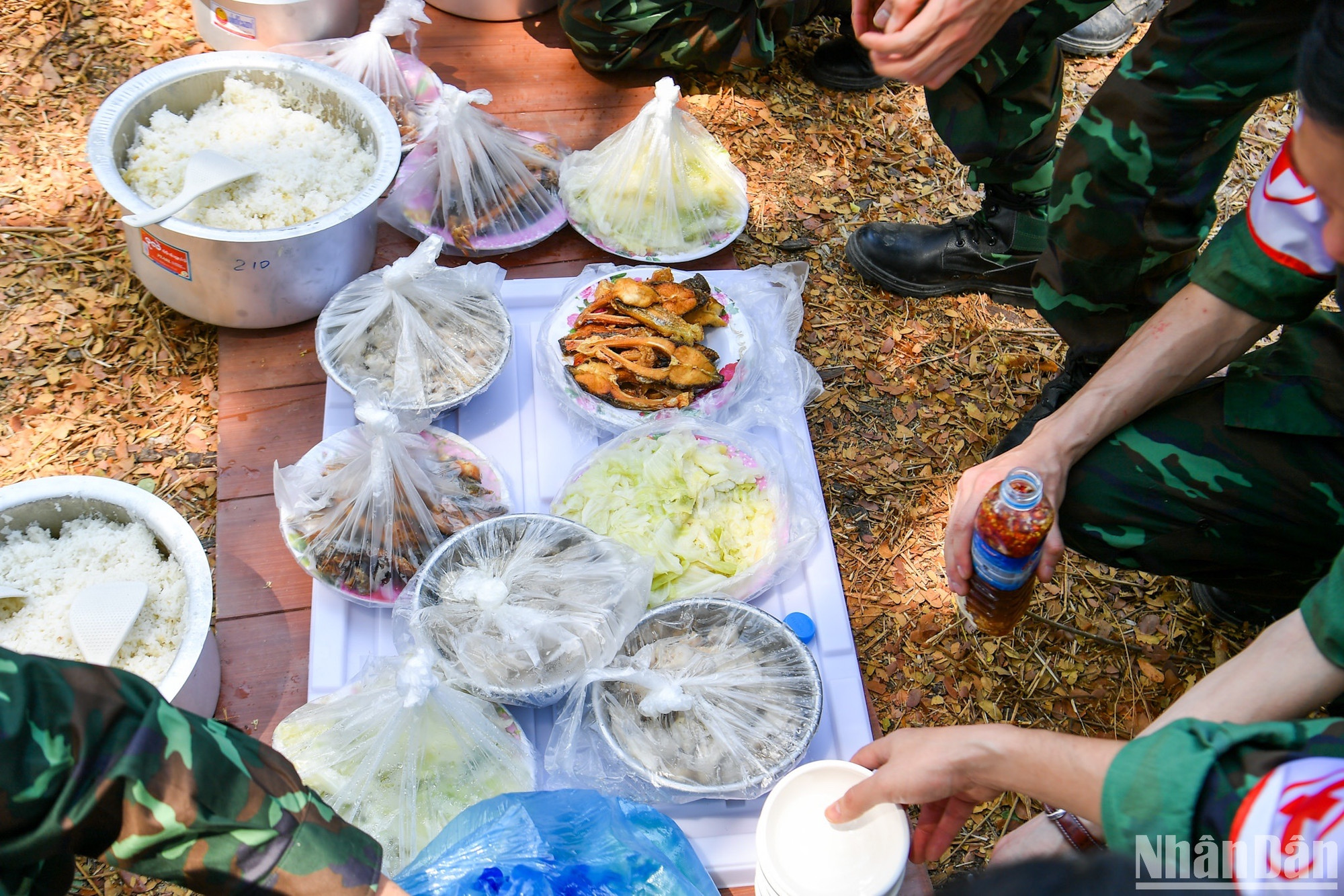 Mâm thức ăn đặc biệt bên cạnh khu vực cứu hộ, cứu nạn tại Nayipydaw.