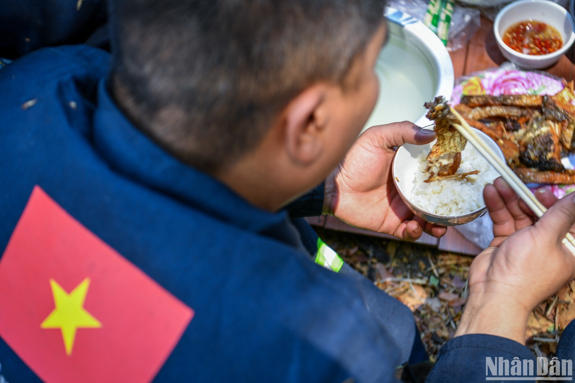 Bữa cơm với cá khô rán...