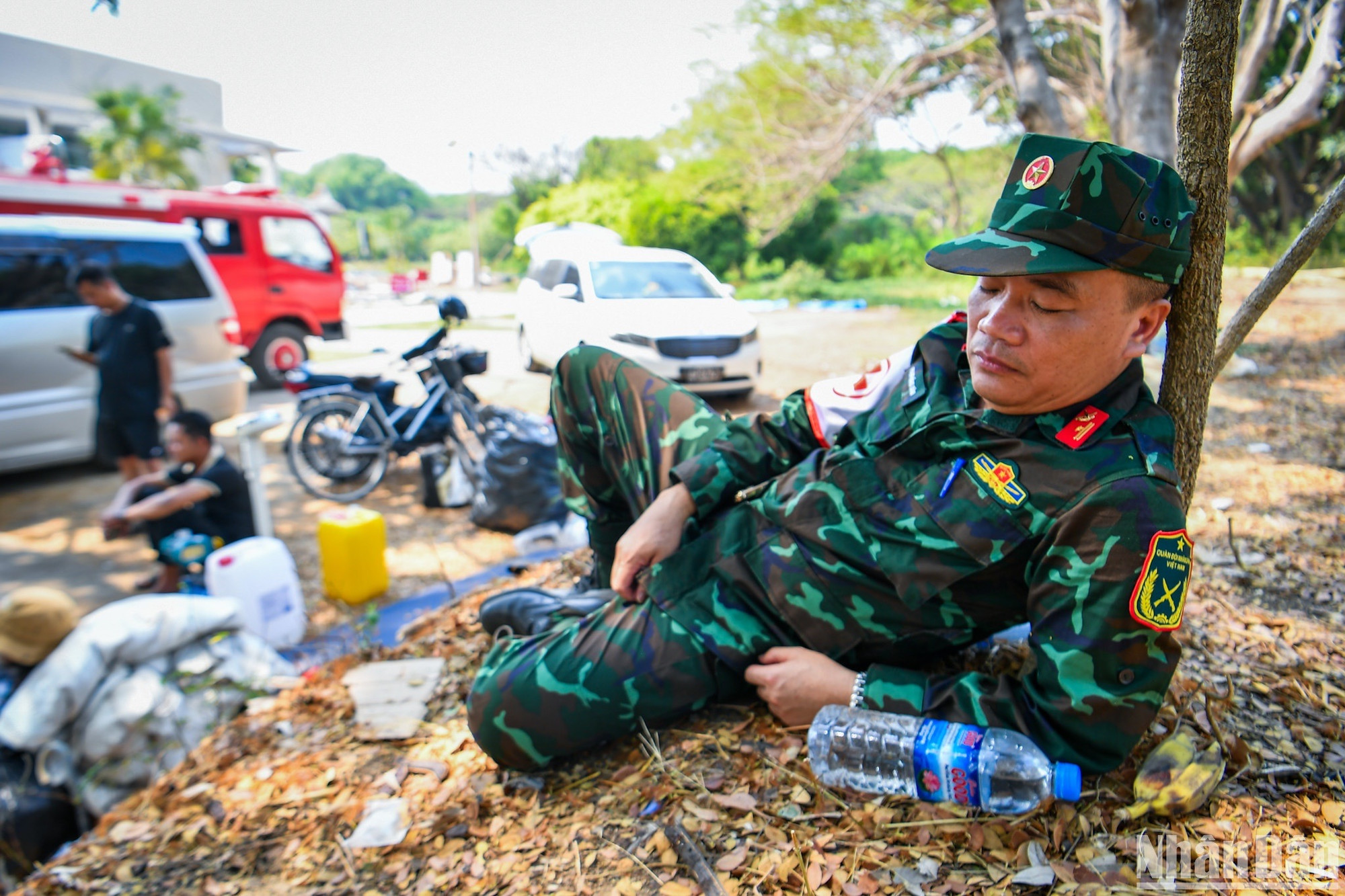 Phút chợp mắt vội dưới cái nắng như thiêu đốt của cuối mùa khô Myanmar.