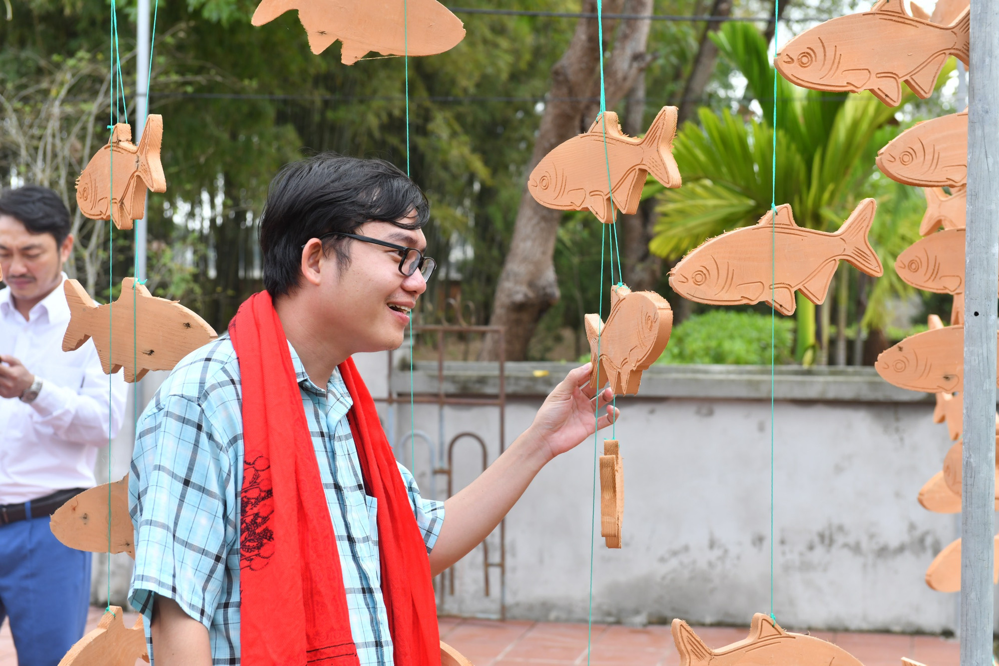 Đặt tên tour du lịch là “Làng cá gỗ - sau ánh hào quang”, chính quyền địa phương và người dân Quỳnh Đôi như đặt cả hy vọng vào sự phát triển của làng khi bắt đầu chuyển hướng làm du lịch. Hơn hết, đó còn là lời nhắn nhủ đến con, cháu làng Quỳnh nói riêng và thế hệ tương lai của đất nước nói chung không ngừng học tập và làm việc, tiếp nối truyền thống hiếu học, cùng bản lĩnh để vượt qua gian khó dù ở trong bất cứ hoàn cảnh nào.