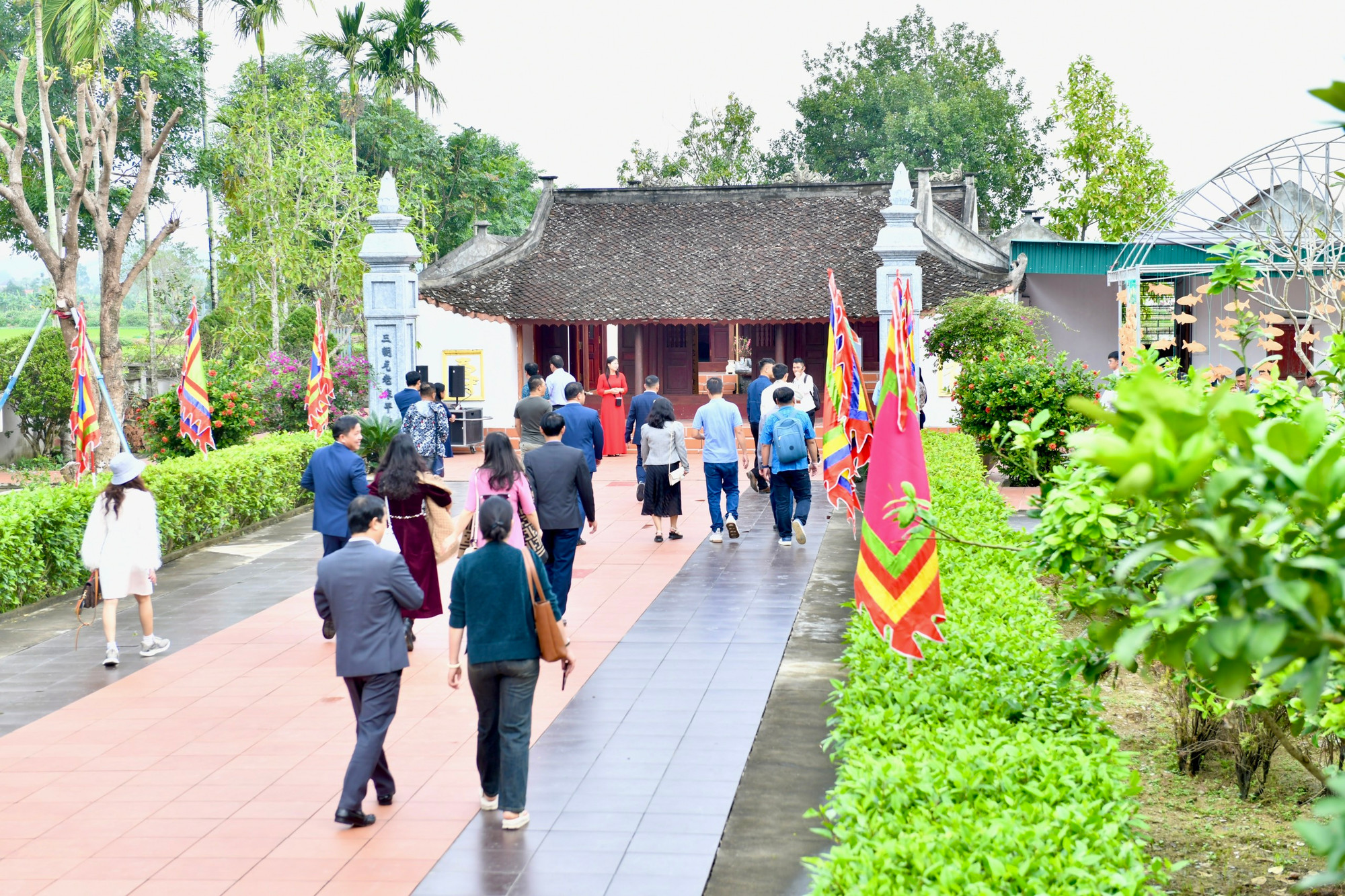 Bước qua cổng làng Quỳnh, từ phía trái, du khách sẽ có dịp viếng thăm mộ và nhà thờ Quỳnh Quận công Hồ Phi Tích - danh nhân lịch sử tiêu biểu có nhiều đóng góp to lớn cho sự phát triển của quê hương, đất nước. Ông Hồ Phi Tích (1665-1754), tên húy là Kỳ, đậu Hoàng Giáp khoa Canh Thìn (năm 1700) đời vua Lê Hy Tông. Ông làm quan đến chức Thượng thư bộ Binh, bộ Hình, tước Quỳnh Quận công. Đến ngày 13/2/2015, mộ và nhà thờ cụ Hồ Phi Tích được công nhận là Di tích lịch sử văn hóa cấp quốc gia.