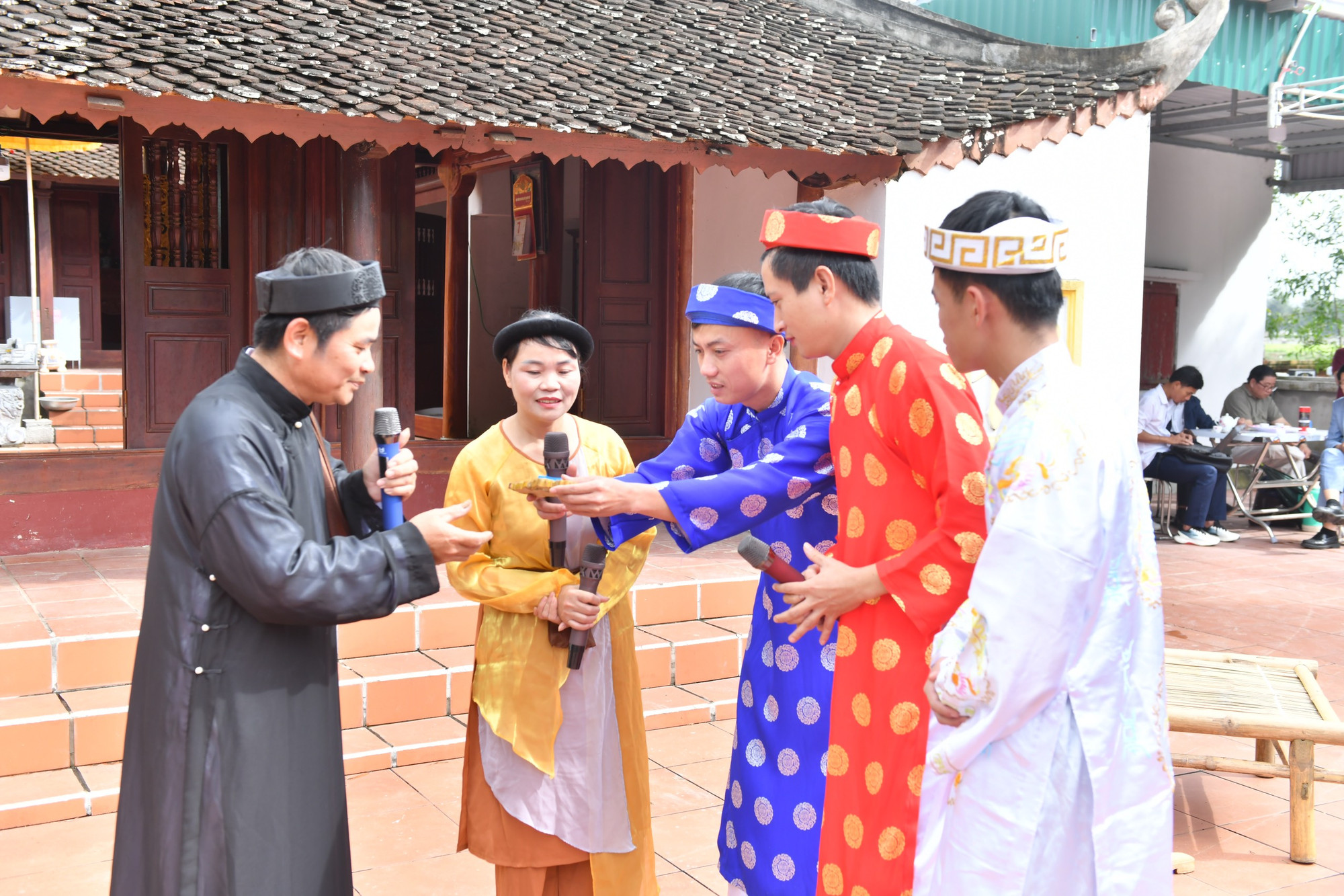 Vở "Ông đồ Nghệ và con cá gỗ" được đánh giá là "linh hồn" của tour du lịch "Làng cá gỗ - Sau ánh hào quang". Người dân làng Quỳnh kể lại, xưa kia ở làng có 2 nghề chính. Thứ nhất là nghề học, nghề làm thầy đồ. Thứ hai là nghề dệt, nghề nuôi các sĩ tử học hành, thi cử.