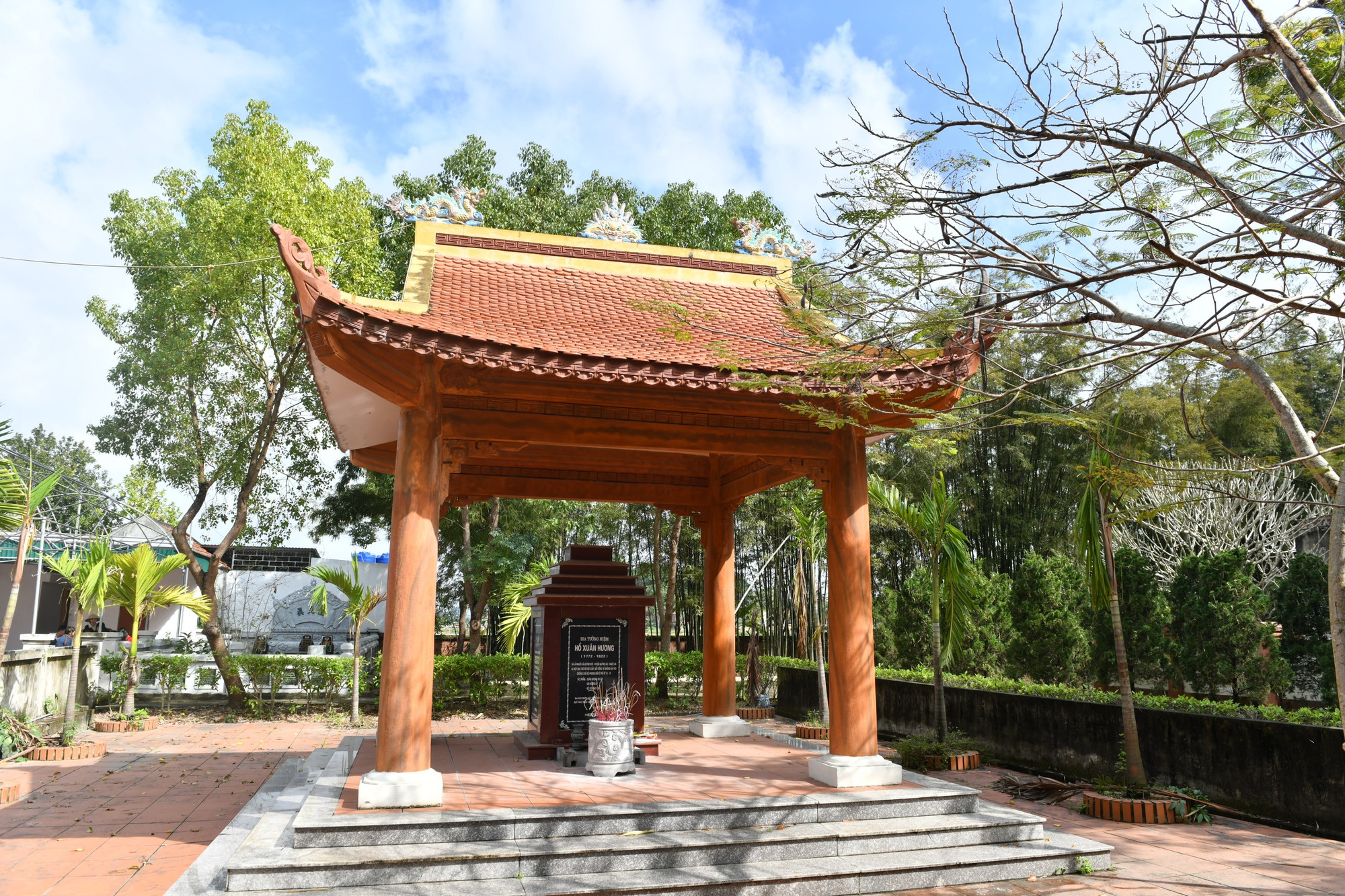 Sát nhà thờ cụ Hồ Phi Tích là Nhà bia tưởng niệm thi sĩ Hồ Xuân Hương, người được mệnh danh là "Bà chúa thơ Nôm". Bà được xem là một hiện tượng độc đáo trong nền văn học Việt Nam, để lại dấu ấn với nhiều tác phẩm đặc sắc như: "Bánh trôi nước", "Tự tình", "Vịnh cái quạt", "Thiếu nữ ngủ ngày"... Thơ của bà là sự đúc kết từ những trải nghiệm giữa cuộc đời, thể hiện khát vọng được yêu, được cảm thông và hiểu thấu cho thân phận của người phụ nữ thời phong kiến.