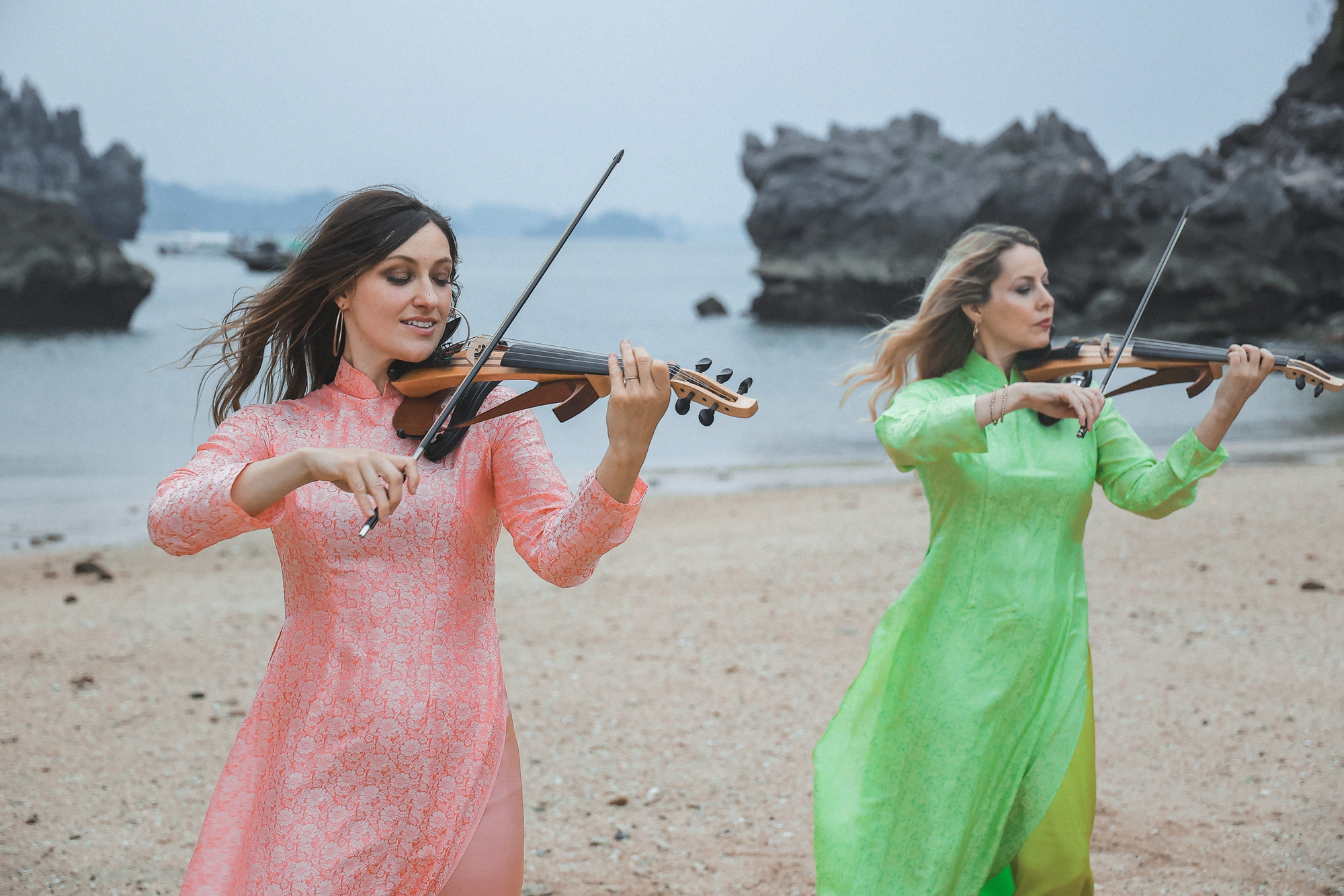 Các nghệ sĩ của nhóm nhạc Bond biểu diễn ca khúc "Victory" giữa lòng di sản.