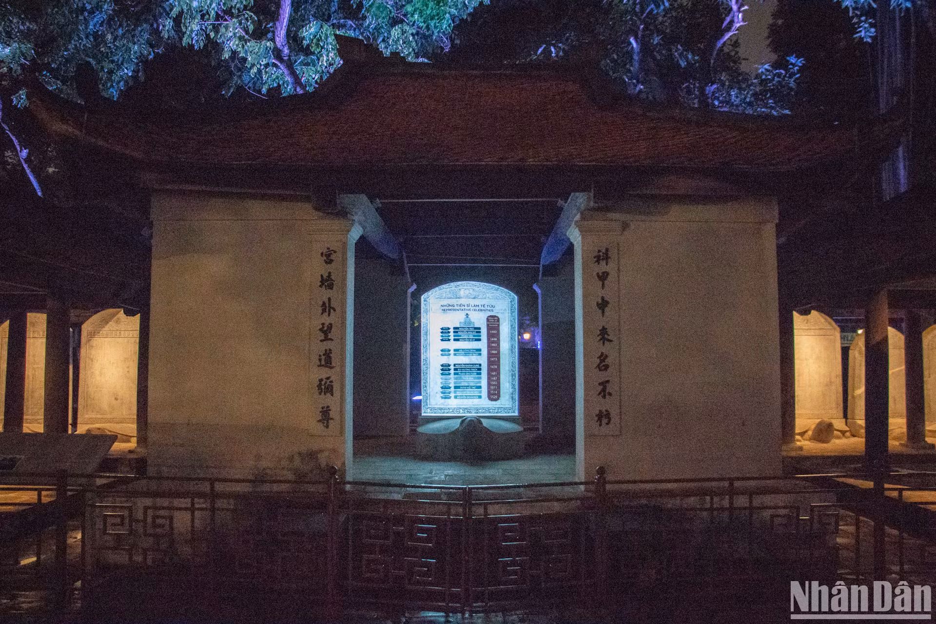 Với công nghệ trình chiếu hiện đại, bia Tiến sĩ Thăng Long đã rũ bỏ mặt đá im lìm suốt hằng trăm năm qua, để kể những câu chuyện sinh động về khoa cử như: số lượng thí sinh mỗi kỳ thi, các dạng bài thi, một số chức quan tham gia trong từng đợt thi hay những ân điển mà các vị Tiến sĩ tân khoa nhận được.