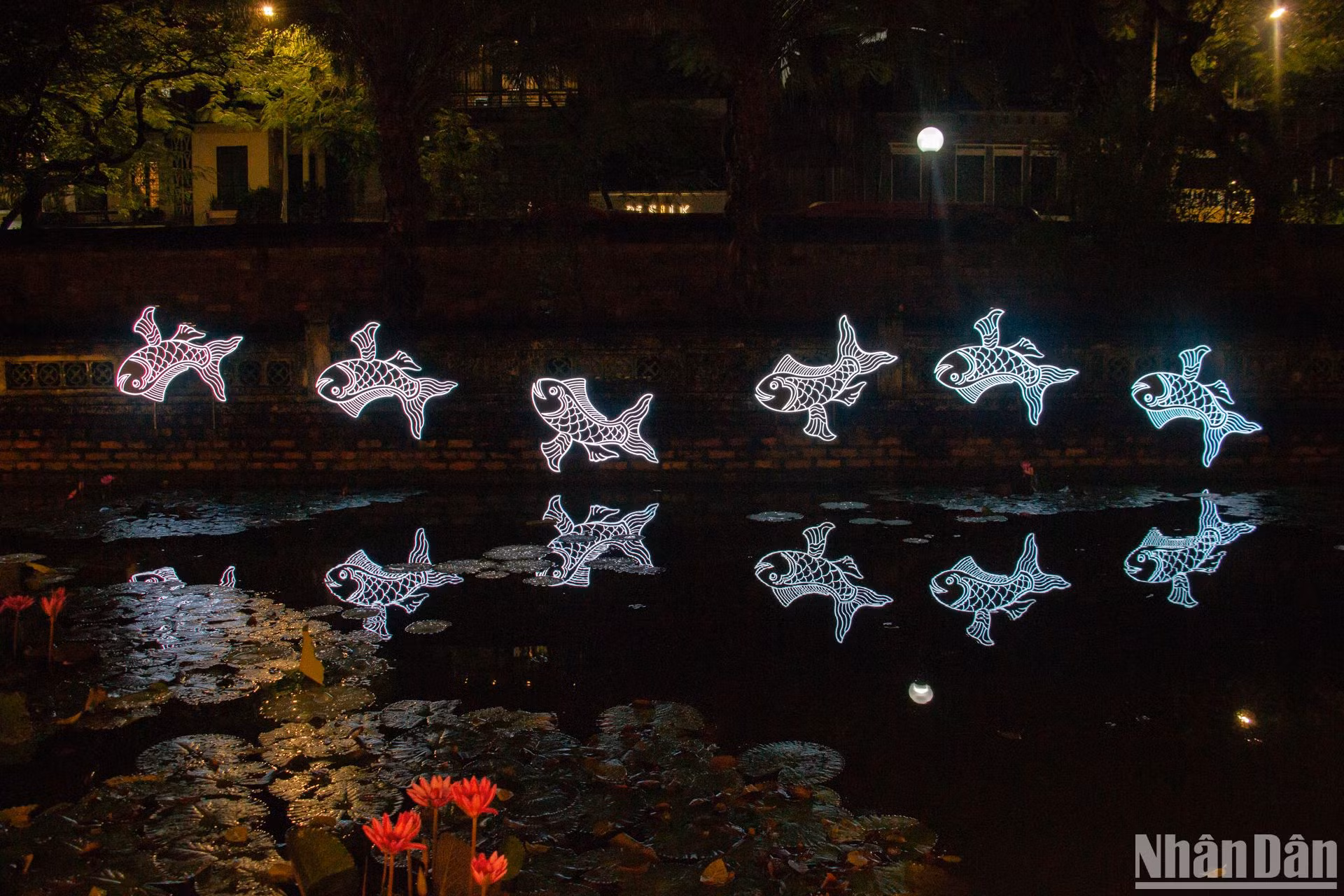 Từng chi tiết quanh khu di tích cũng được chăm chút thật tỉ mỉ. Ánh sáng, âm thanh và cảm xúc hòa quyện vào nhau, tạo nên một bối cảnh đặc sắc cho khu di tích.