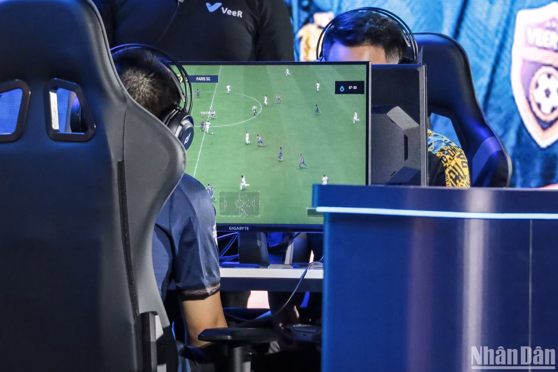 Lúc này, chiến thắng sẽ được định đoạt bằng chiến thuật mà các tuyển thủ sử dụng. Trong vai trò huấn luyện viên, họ sẽ là người quyết định cầu thủ nào ra sân và tính toán đội hình thi đấu phù hợp. Có thể thấy, tư duy, tâm lý và phản ứng nhanh nhạy của người chơi đóng vai trò then chốt ở bộ môn bóng đá điện tử. Lúc này, chiến thắng sẽ được định đoạt bằng chiến thuật mà các tuyển thủ sử dụng. Trong vai trò huấn luyện viên, họ sẽ là người quyết định cầu thủ nào ra sân và tính toán đội hình thi đấu phù hợp. Có thể thấy, tư duy, tâm lý và phản ứng nhanh nhạy của người chơi đóng vai trò then chốt ở bộ môn bóng đá điện tử.