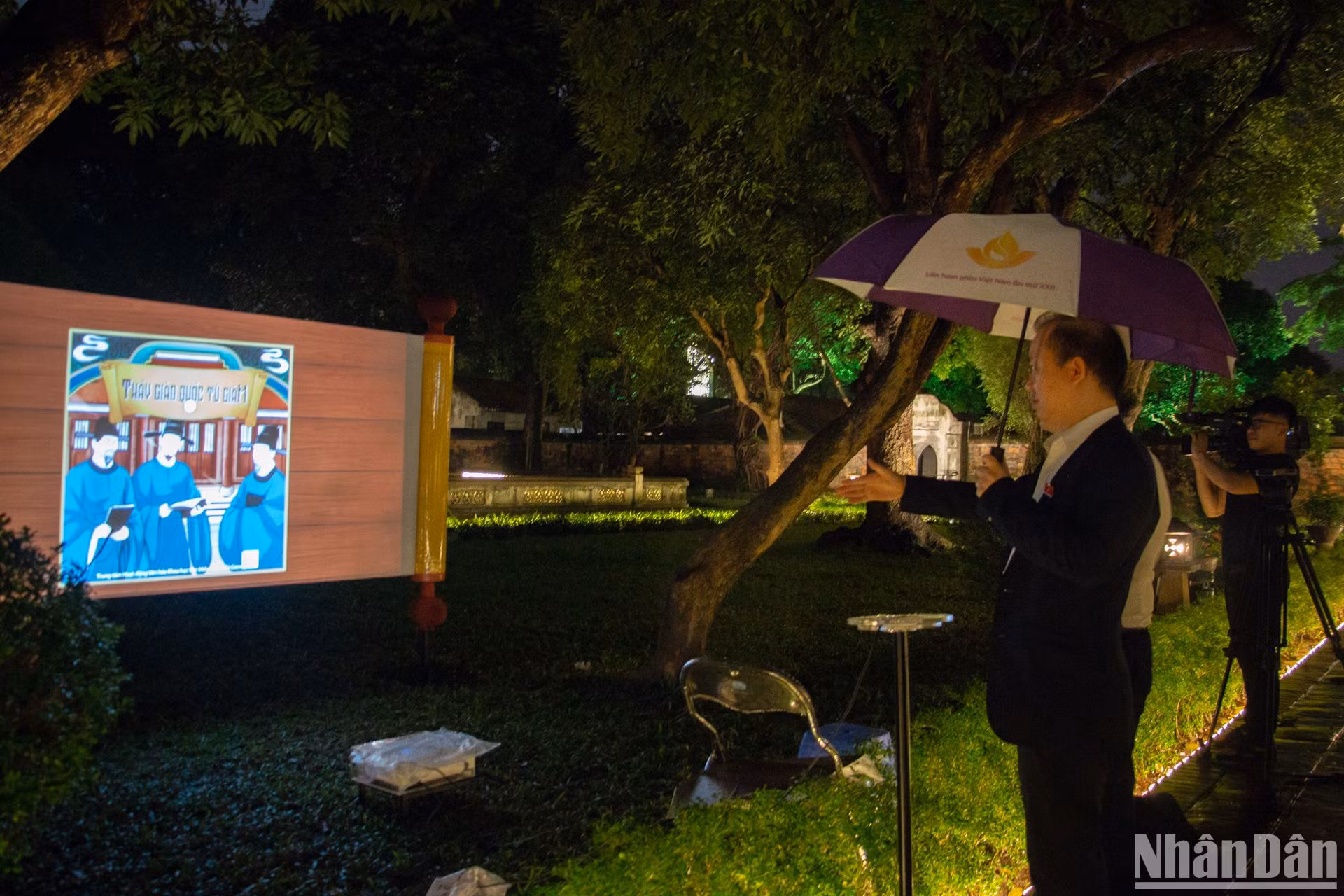 Lịch sử của Văn Miếu-Quốc Tử Giám cũng thu hút sự chú ý của nhiều khách tham quan. Văn Miếu được xây dựng vào năm 1070. Đến năm 1076, Hoàng đế Lý Nhân Tông cho lập trường Quốc Tử Giám ở ngay bên cạnh.