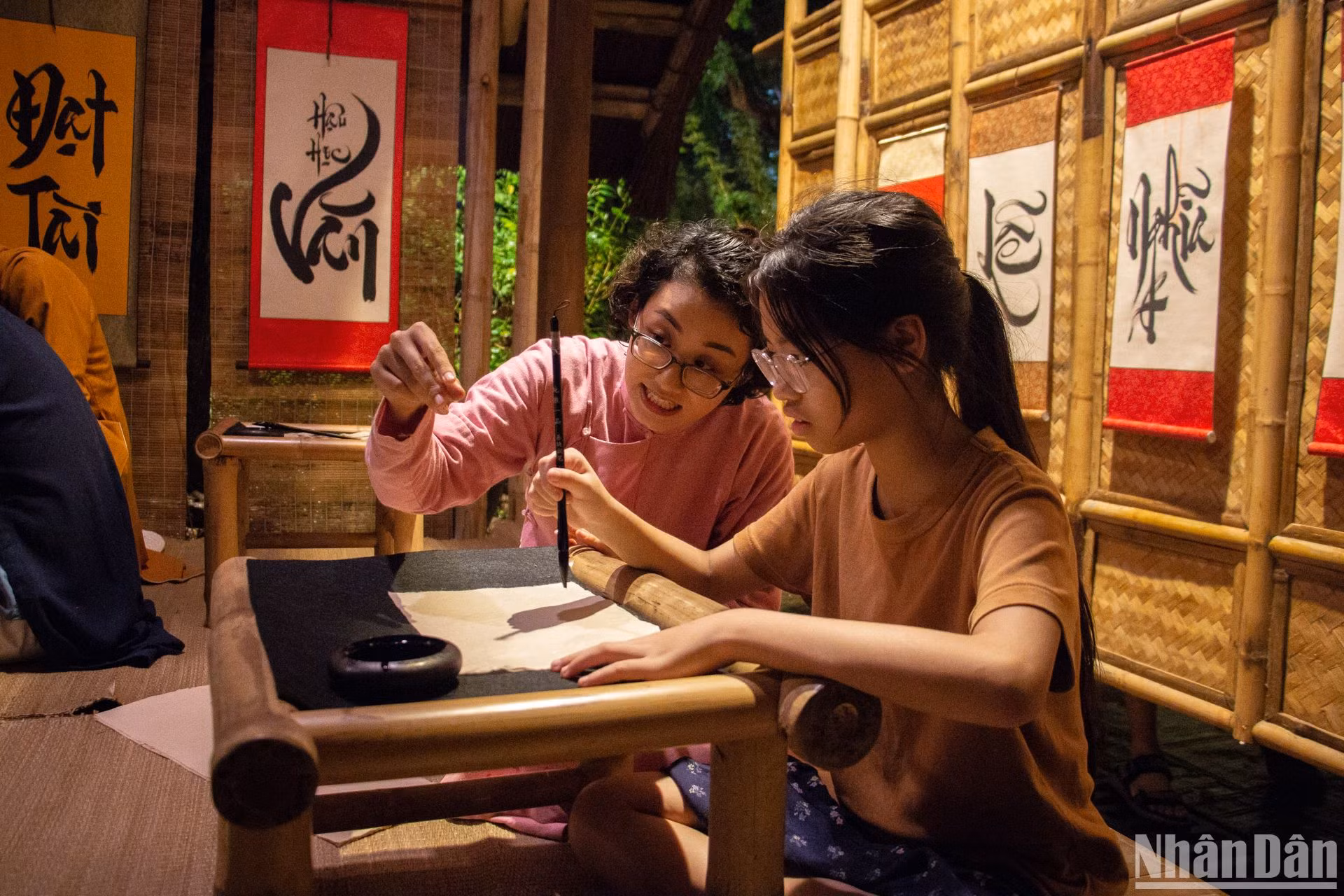 Được hóa thân thành cô học trò ngày đêm theo thầy đèn sách, Khánh Chi, 22 tuổi, trú tại quận Ba Đình (Hà Nội) nghiêm túc viết thư pháp theo những điều thầy răn dạy. Theo Chi, lần ghé thăm này đã mang đến cho Chi những trải nghiệm vô cùng mới mẻ, cảm xúc hơn, thực tế hơn và thú vị hơn tại Văn Miếu-Quốc Tử Giám.