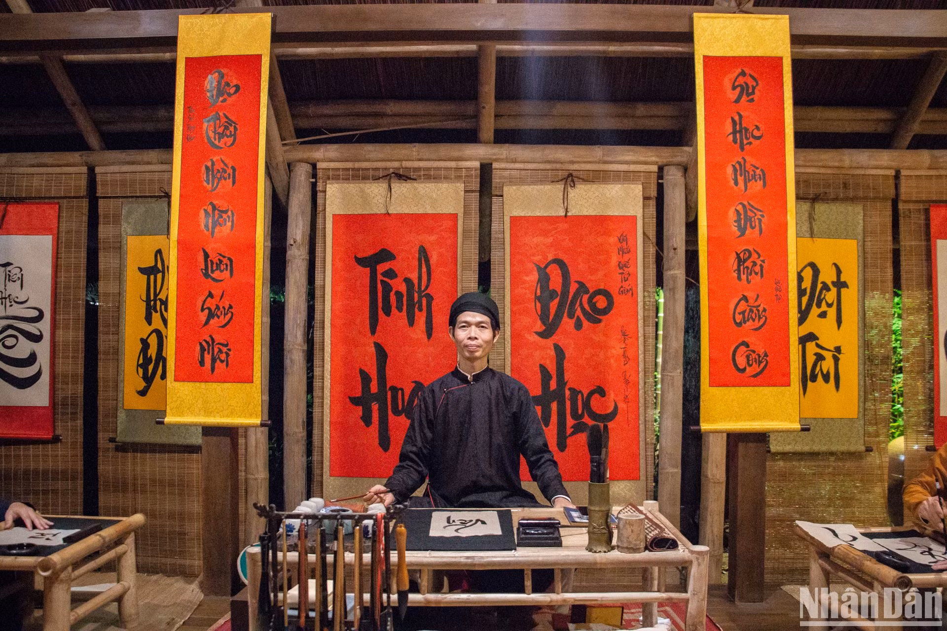 Đến với lớp học thầy đồ, du khách sẽ được lắng nghe các phong tục tập quán, lễ nghi truyền thống. Thầy đồ cũng sẽ dạy các trò viết thư pháp và soạn câu đối với phong thái mực thước, chỉnh tề.