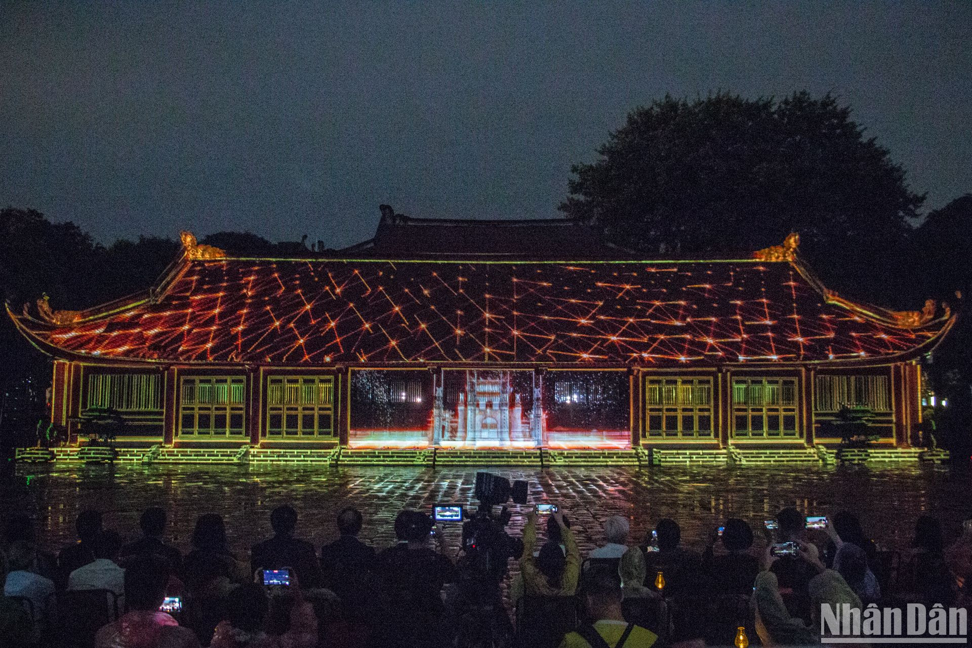 Cuối lượt tham quan, du khách sẽ được đón xem màn trình chiếu 3D với chủ đề "Tinh hoa đạo học". Đây là điểm nhấn chính của đêm trải nghiệm Văn Miếu-Quốc Tử Giám. Toàn bộ mặt trước của nhà Tiền đường trên sân Thái Học biến thành một màn hình khổng lồ, lần lượt chiếu các thông tin bổ ích, giúp khách tham quan khám phá những giá trị tinh túy nhất trong đạo học của người Việt.