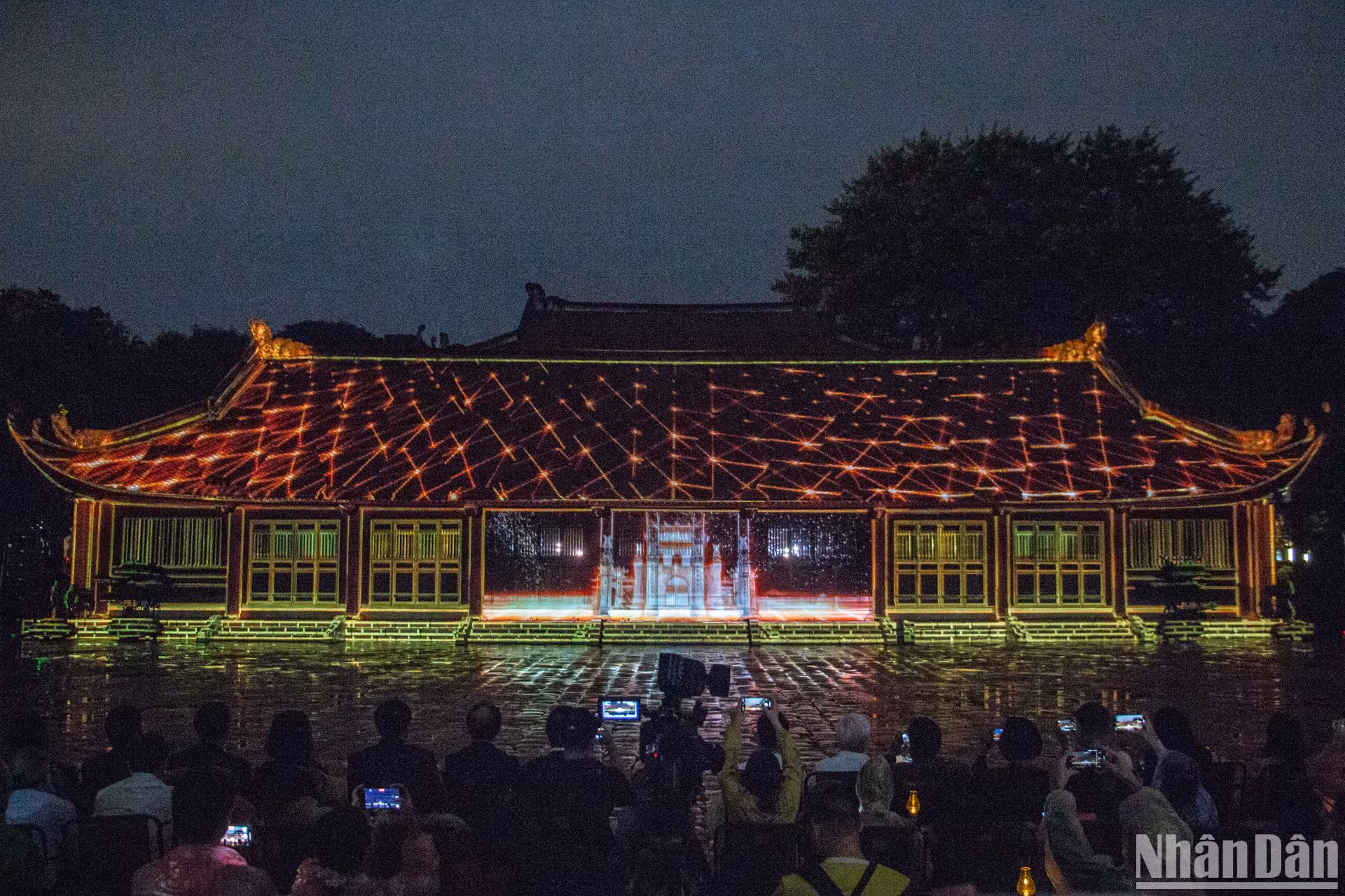 Cuối lượt tham quan, du khách sẽ được đón xem màn trình chiếu 3D với chủ đề "Tinh hoa đạo học". Đây là điểm nhấn chính của đêm trải nghiệm Văn Miếu-Quốc Tử Giám. Toàn bộ mặt trước của nhà Tiền đường trên sân Thái Học biến thành một màn hình khổng lồ, lần lượt chiếu các thông tin bổ ích, giúp khách tham quan khám phá những giá trị tinh túy nhất trong đạo học của người Việt.