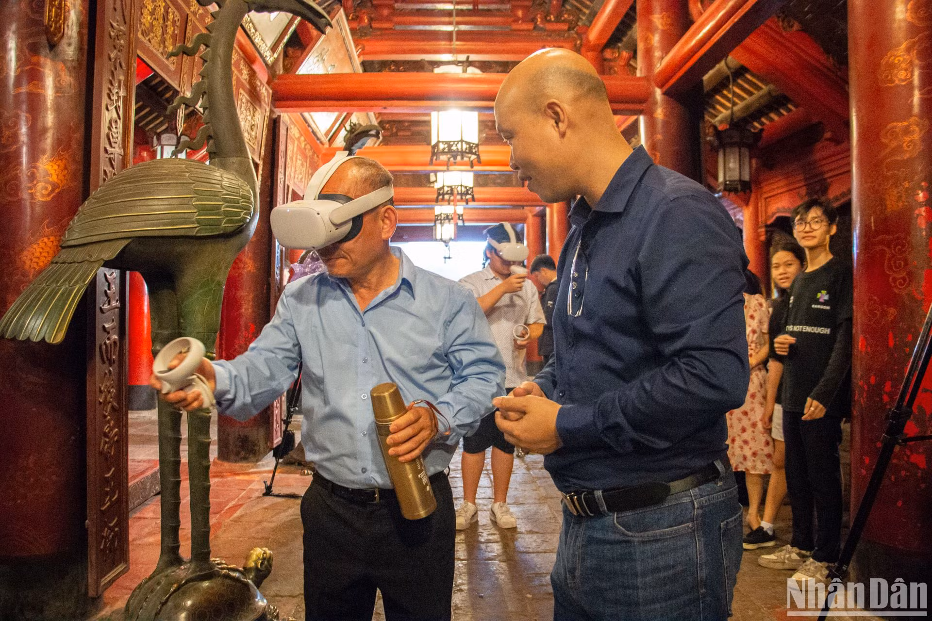 Khách tham quan cũng sẽ được trải nghiệm hệ thống thực tế ảo, hòa mình vào thế giới mới. Ở đó, mỗi cá nhân sẽ tự tay sáng tạo nên tác phẩm thư pháp của riêng mình hay tự do phóng tác những nét vẽ, hình ảnh đầy ngẫu hứng trên nền trời sao lấp lánh.