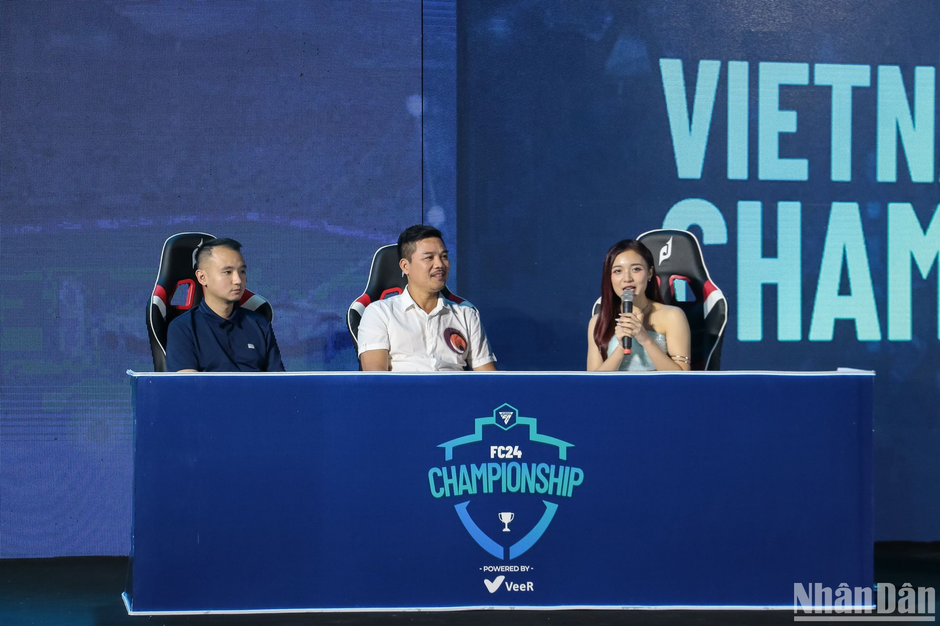 Diễn biến trận đấu được các bình luận viên phân tích một cách thấu đáo.