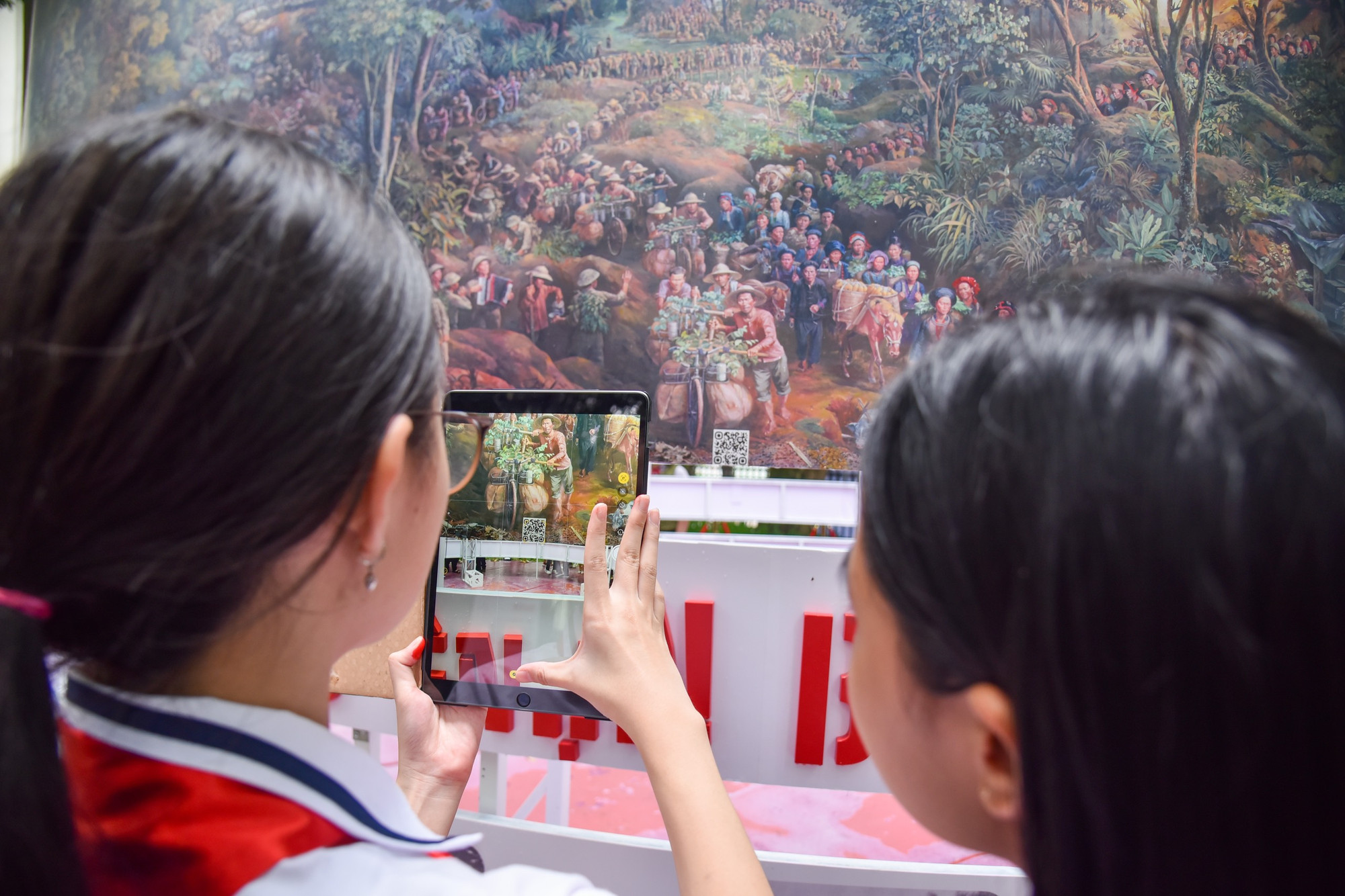 Bên cạnh ngắm nhìn bức tranh bao quanh hình tròn với đường kính 5,5m và chiều cao hơn 3m, các học sinh còn được trải nghiệm công nghệ thực tế tăng cường với mô hình tranh panorama 360 độ.