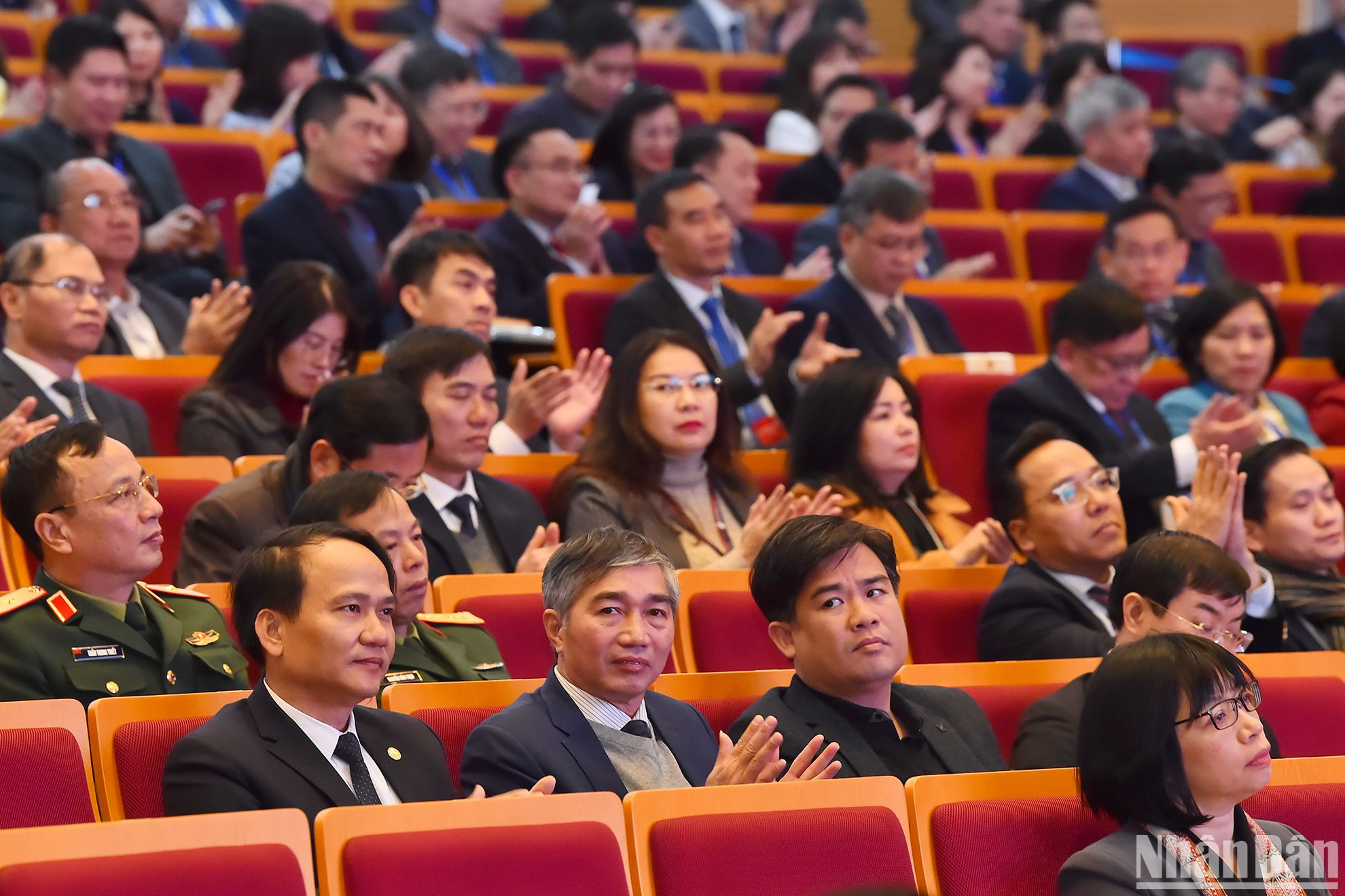 Các Đại sứ, Trưởng các cơ quan đại diện Việt Nam ở nước ngoài, lãnh đạo các đơn vị trực thuộc Bộ Ngoại giao dự phiên họp chiều 22/12.