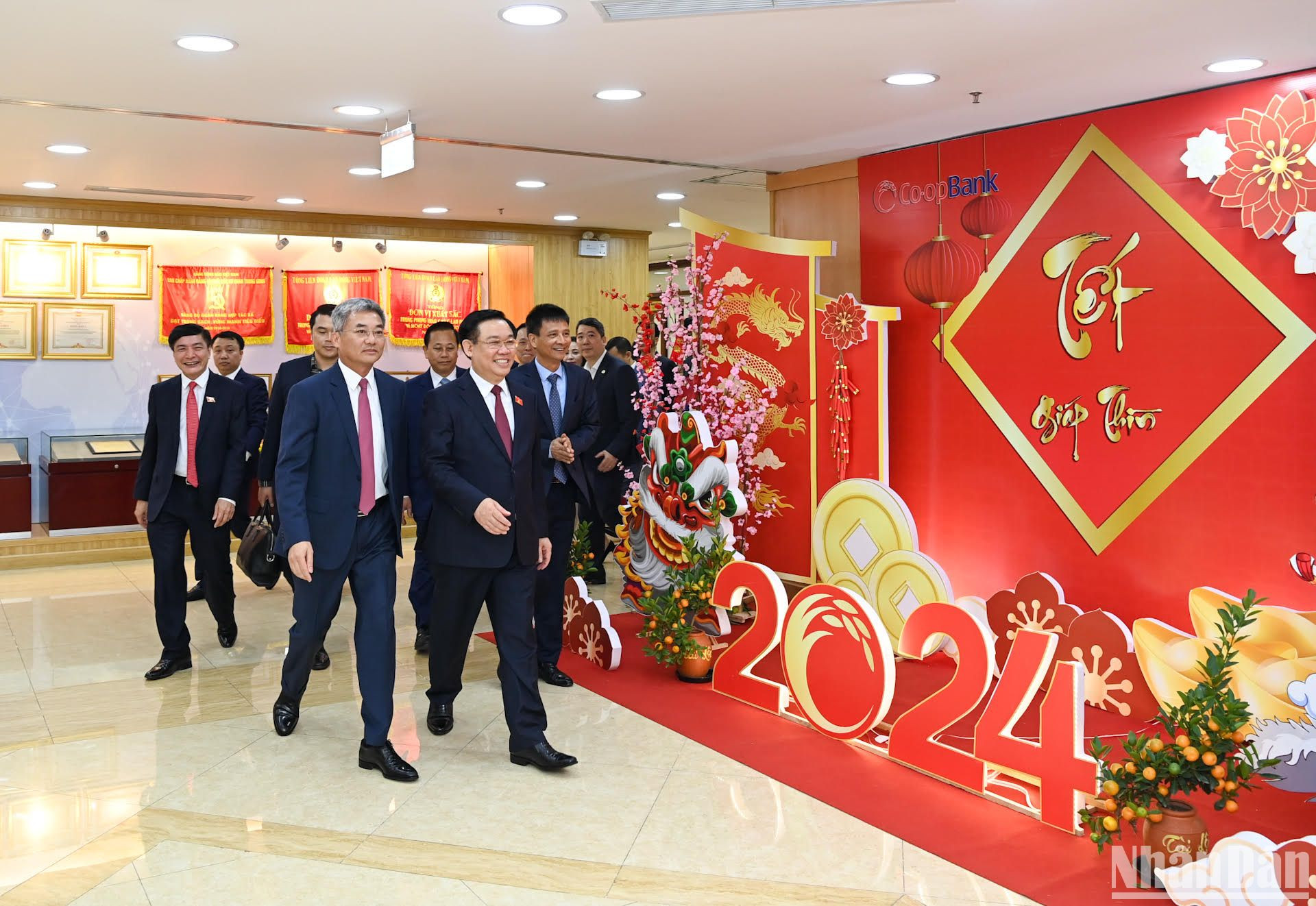 Chủ tịch Quốc hội Vương Đình Huệ đến thăm, chúc Tết Ngân hàng Hợp tác xã Việt Nam.