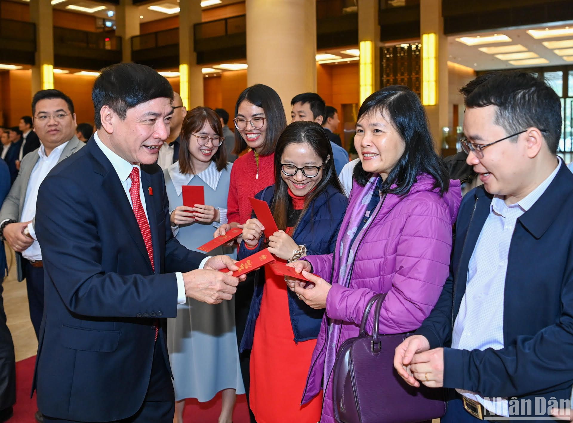 Tổng Thư ký, Chủ nhiệm Văn phòng Quốc hội Bùi Văn Cường lì xì đầu năm mới cho các đại biểu tại buổi gặp mặt.