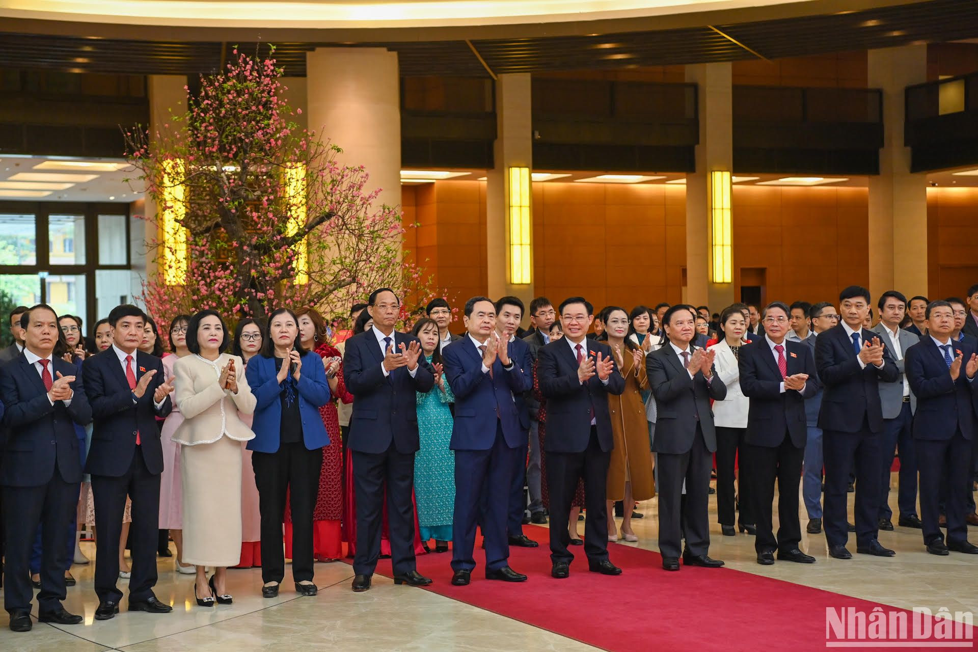 Chủ tịch Quốc hội Vương Đình Huệ cùng các Phó Chủ tịch Quốc hội và những đại biểu dự buổi gặp mặt.